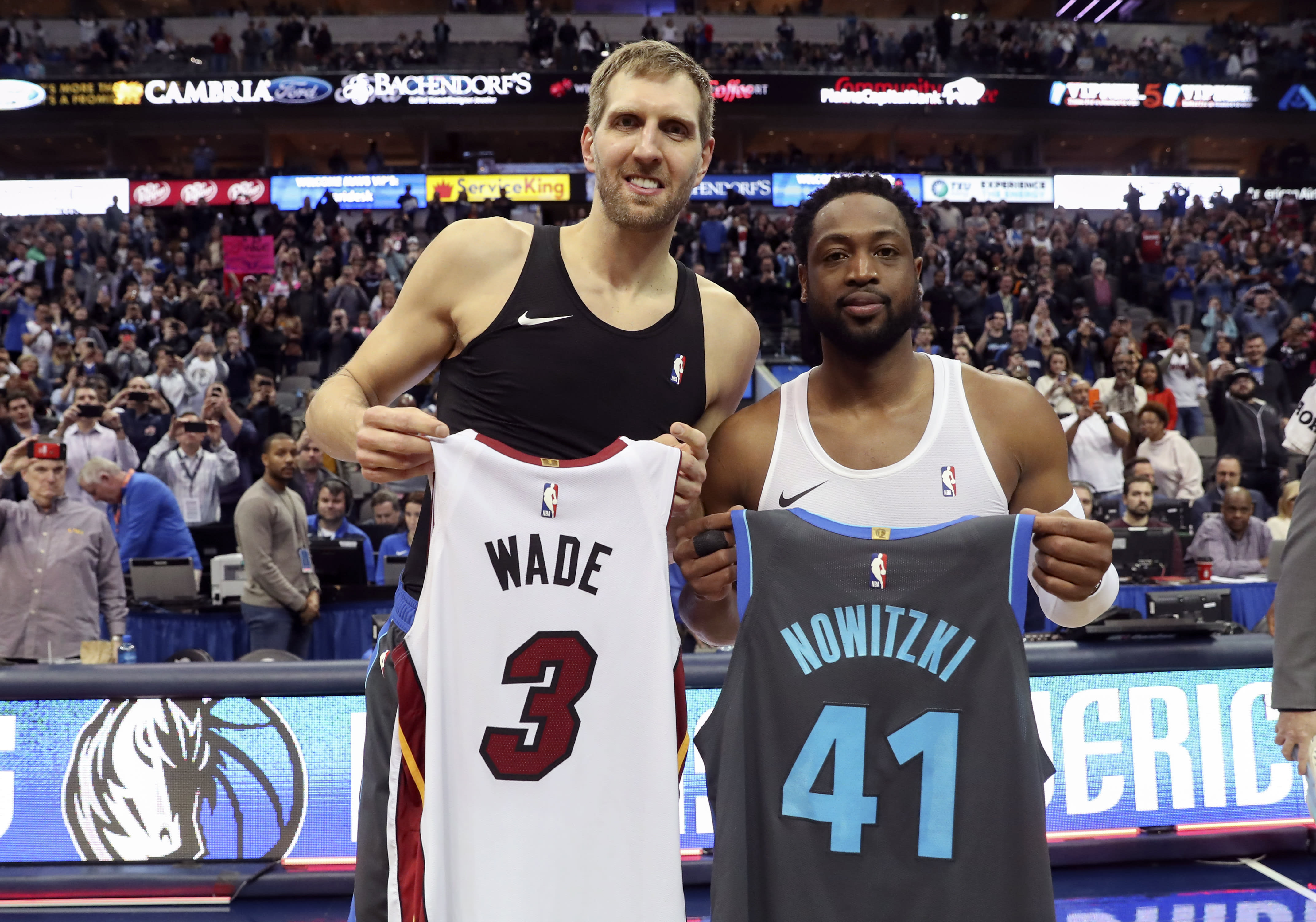 שחקן דאלאס מאבריקס דירק נוביצקי עם שחקן מיאמי היט דווין וויד