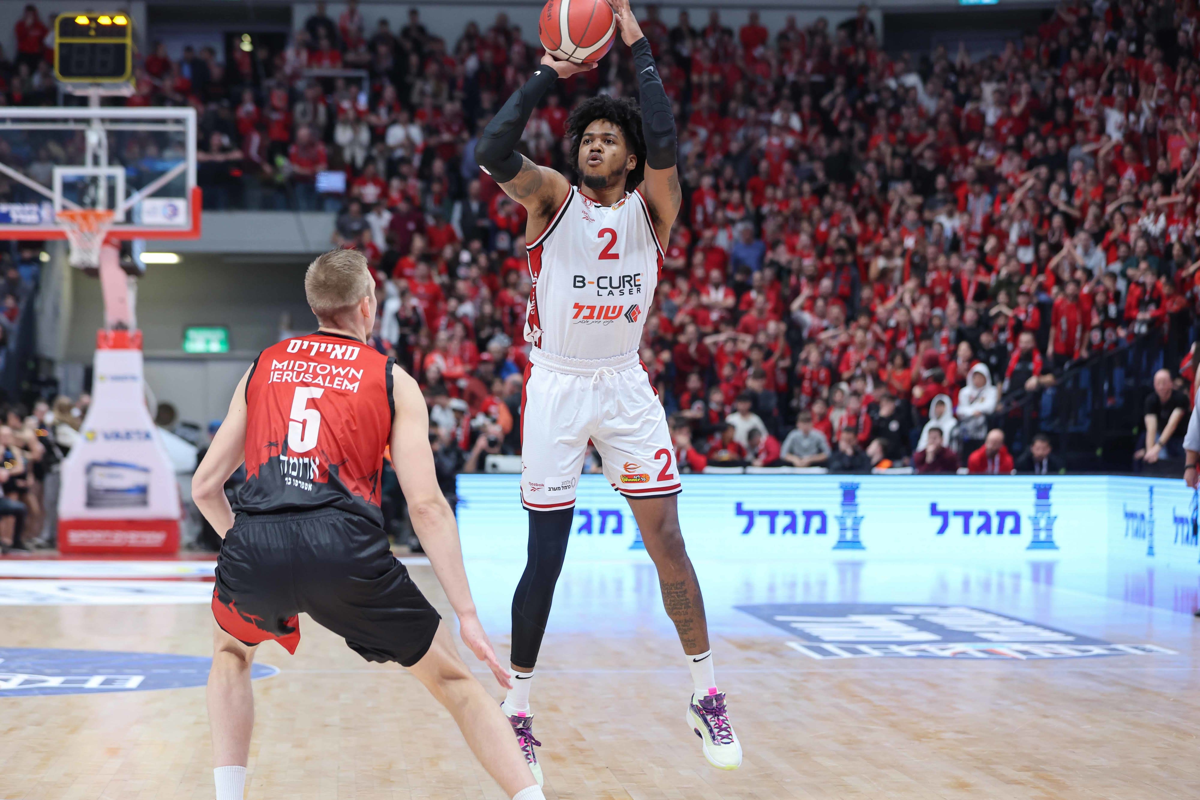 שחקן הפועל חיפה ג'סטין טילמן מול שחקן הפועל ירושלים מארקס מייריס