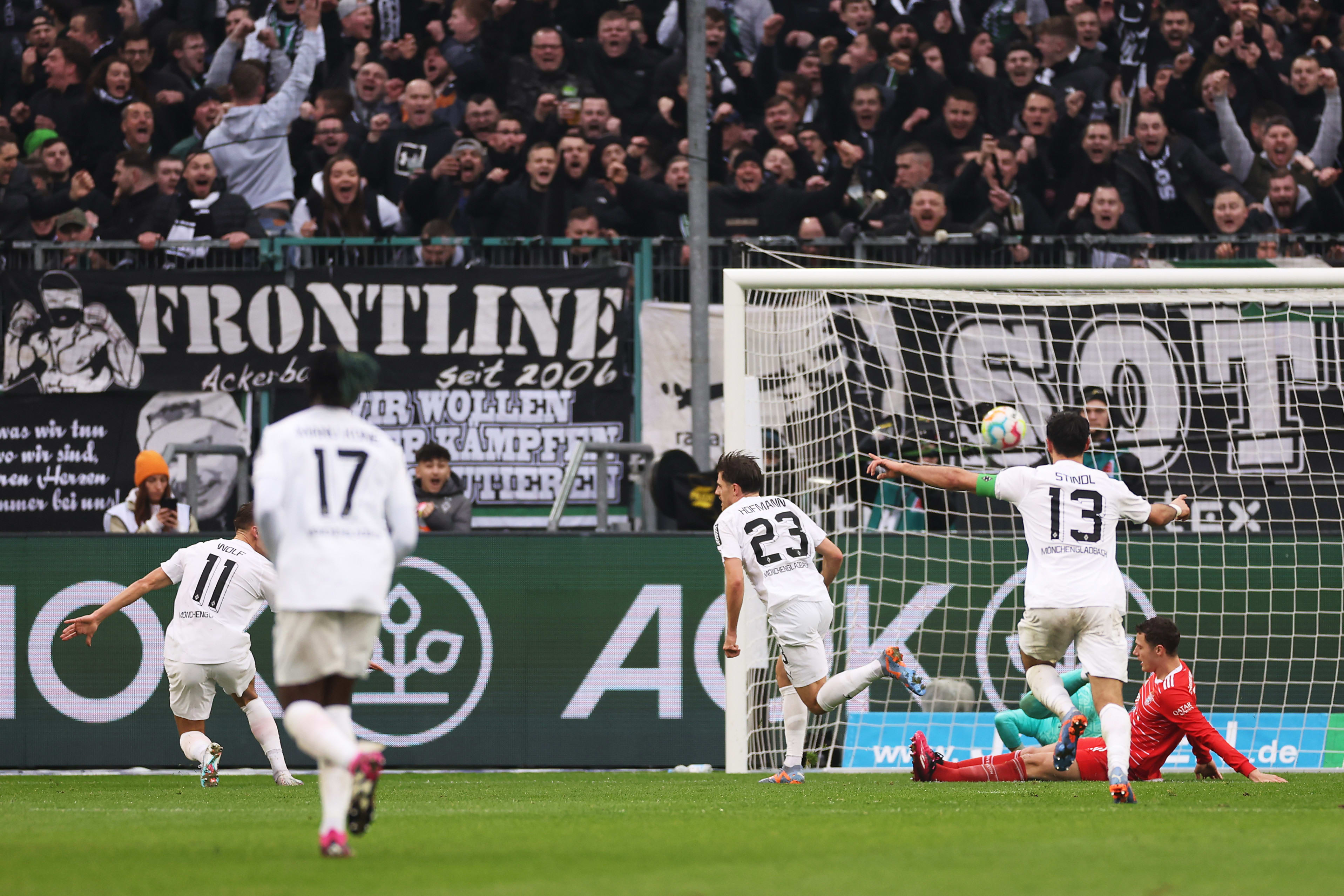 יונאס הופמן שחקן בורוסיה מנשנגלדבאך מבקיע נגד באיירן מינכם