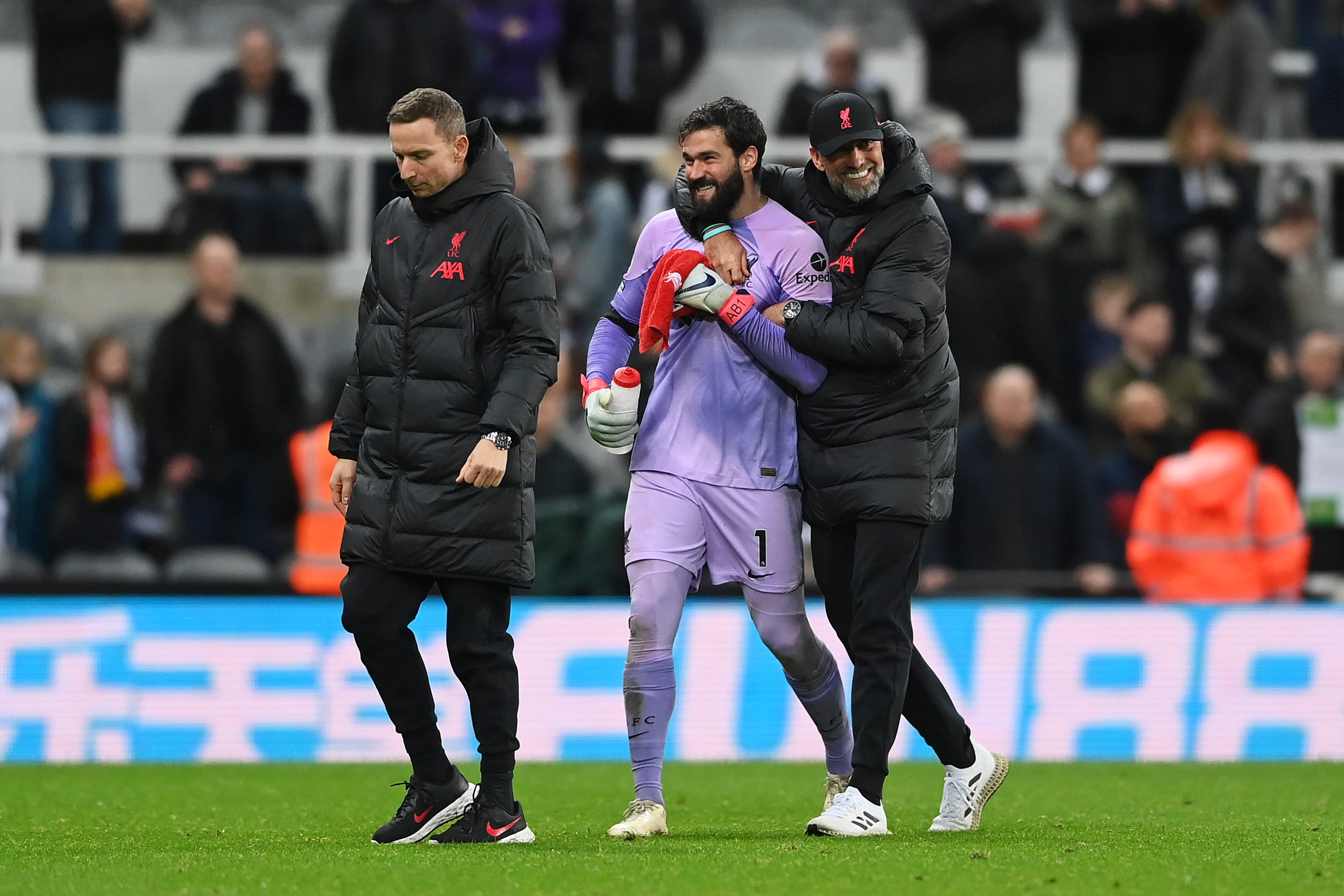 יורגן קלופ מאמן ליברפול לצד אליסון