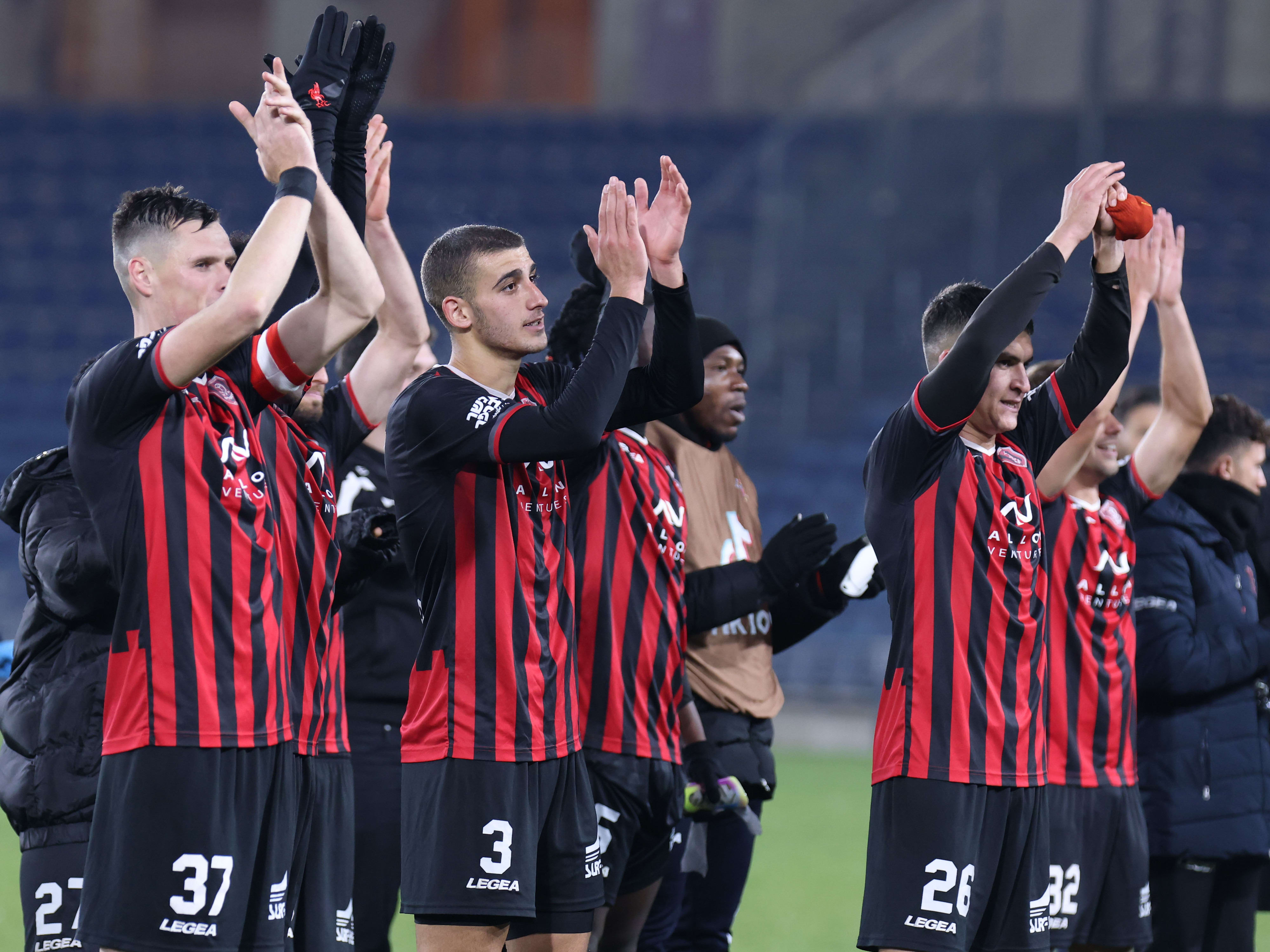 שחקני הפועל ירושלים חוגגים עם הקהל