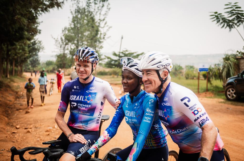 רוכבי קבוצת "ישראל פרמייר טק" חונכים מרכז אופניים באפריקה, רואנדה. בתמונה: סילבן אדאמס, כריס פרום