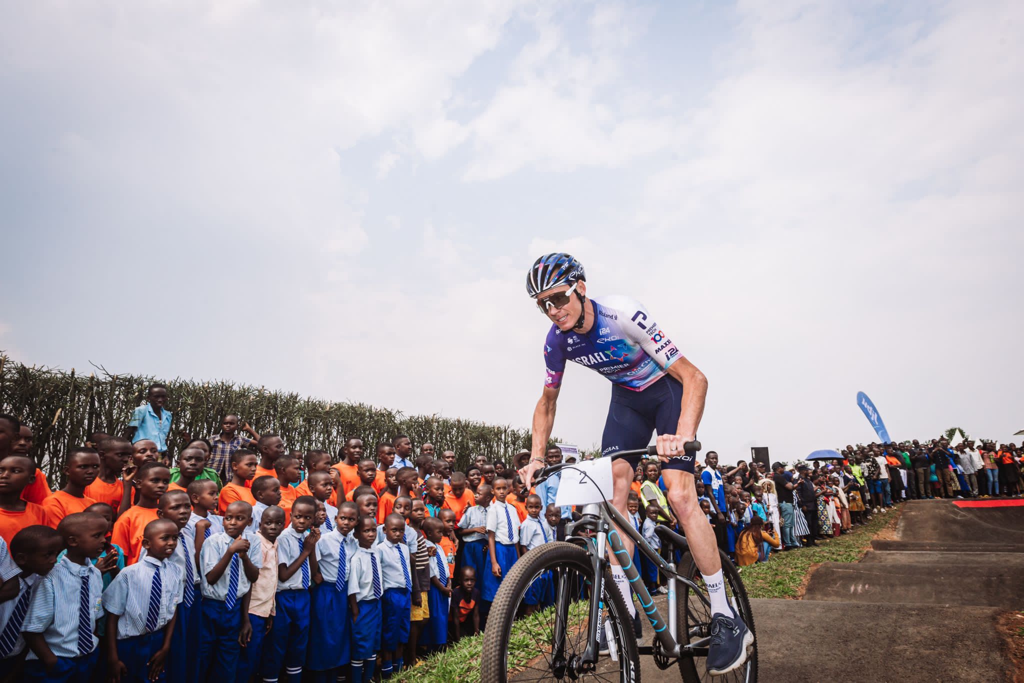 רוכבי קבוצת "ישראל פרמייר טק" חונכים מרכז אופניים באפריקה, רואנדה. בתמונה: סילבן אדאמס, כריס פרום