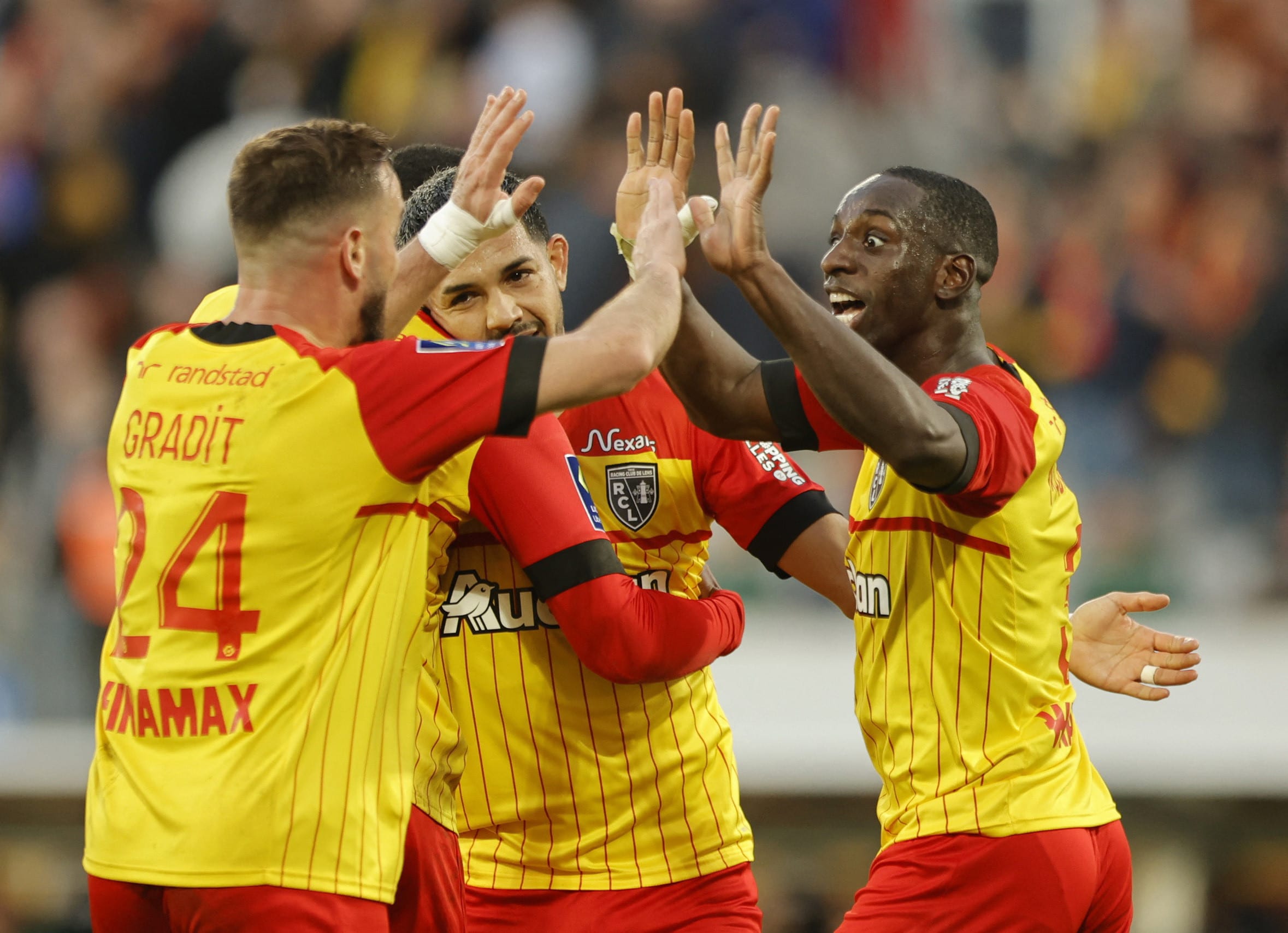 שחקני לאנס חוגגים עם דייבר מצ'אדו (מימין)