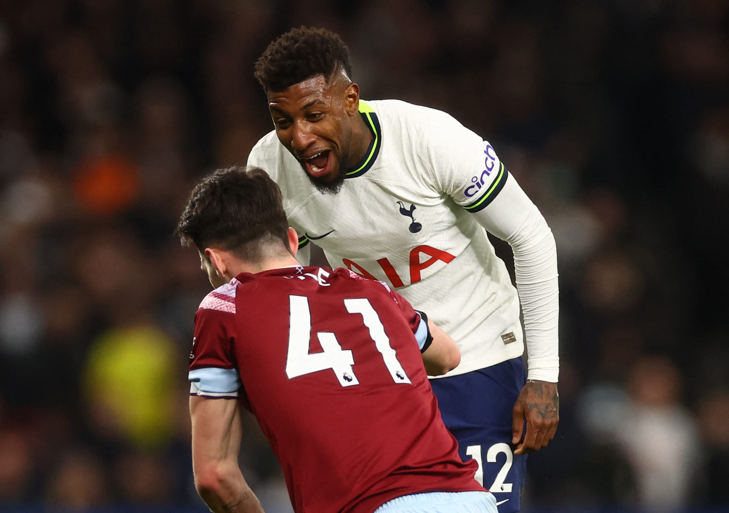 אמרסון רויאל שחקן טוטנהאם בהתגרות מול דקלן רייס שחקן ווסטהאם