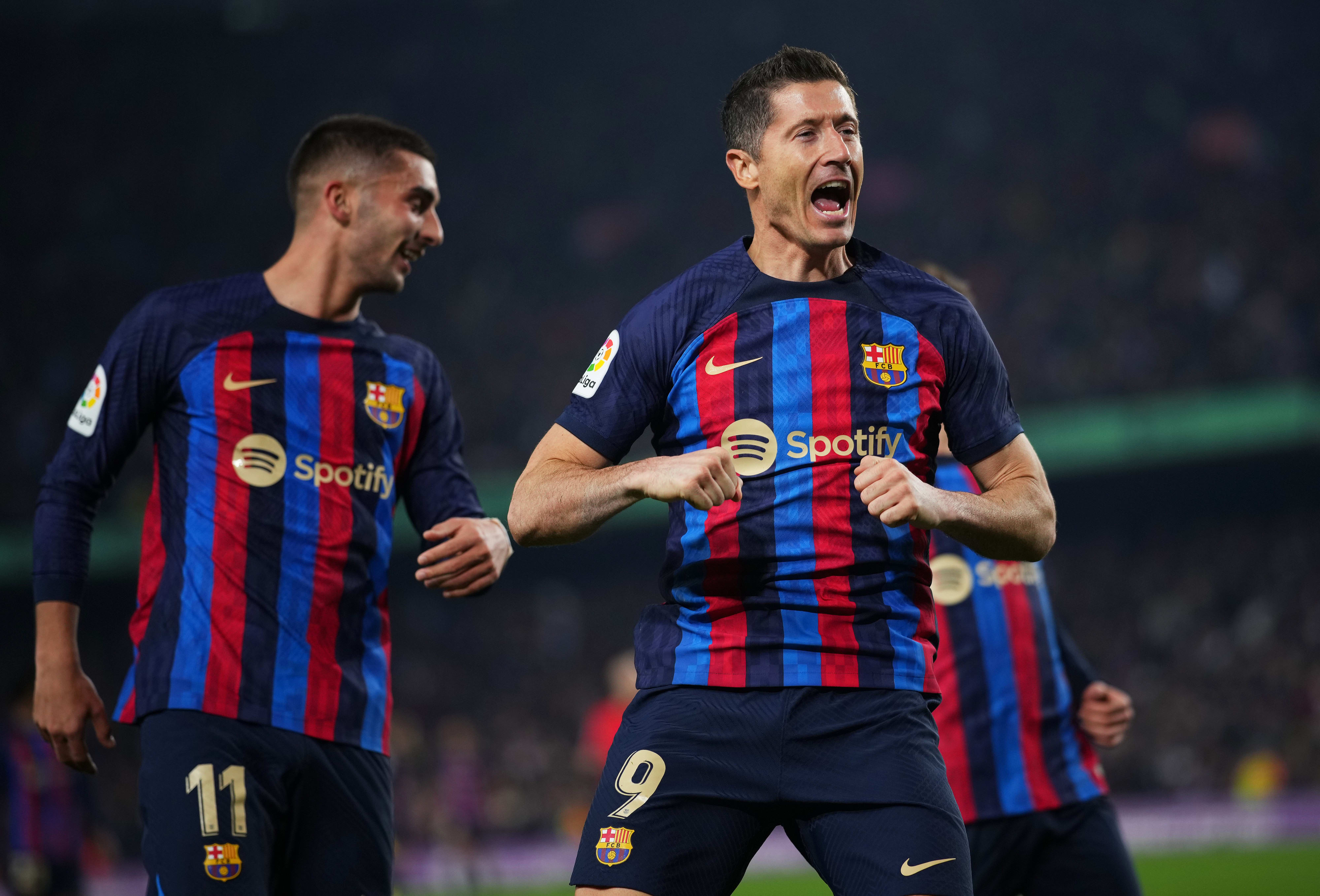 רוברט לבנדובסקי שחקן ברצלונה חוגג שער עם פראן טורס