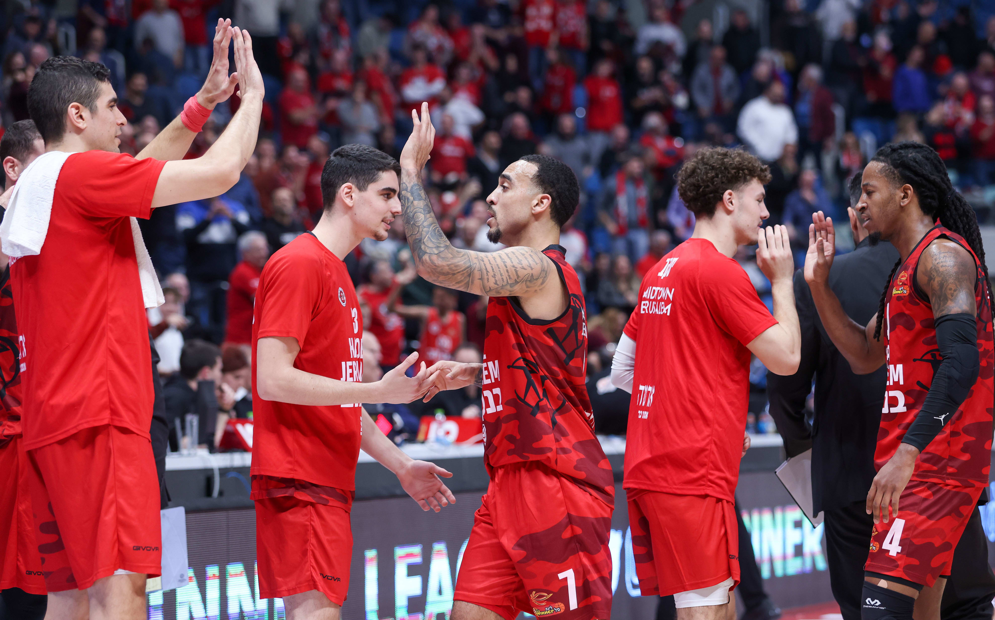 שחקני הפועל ירושלים חוגגים עם ברנדון בראון