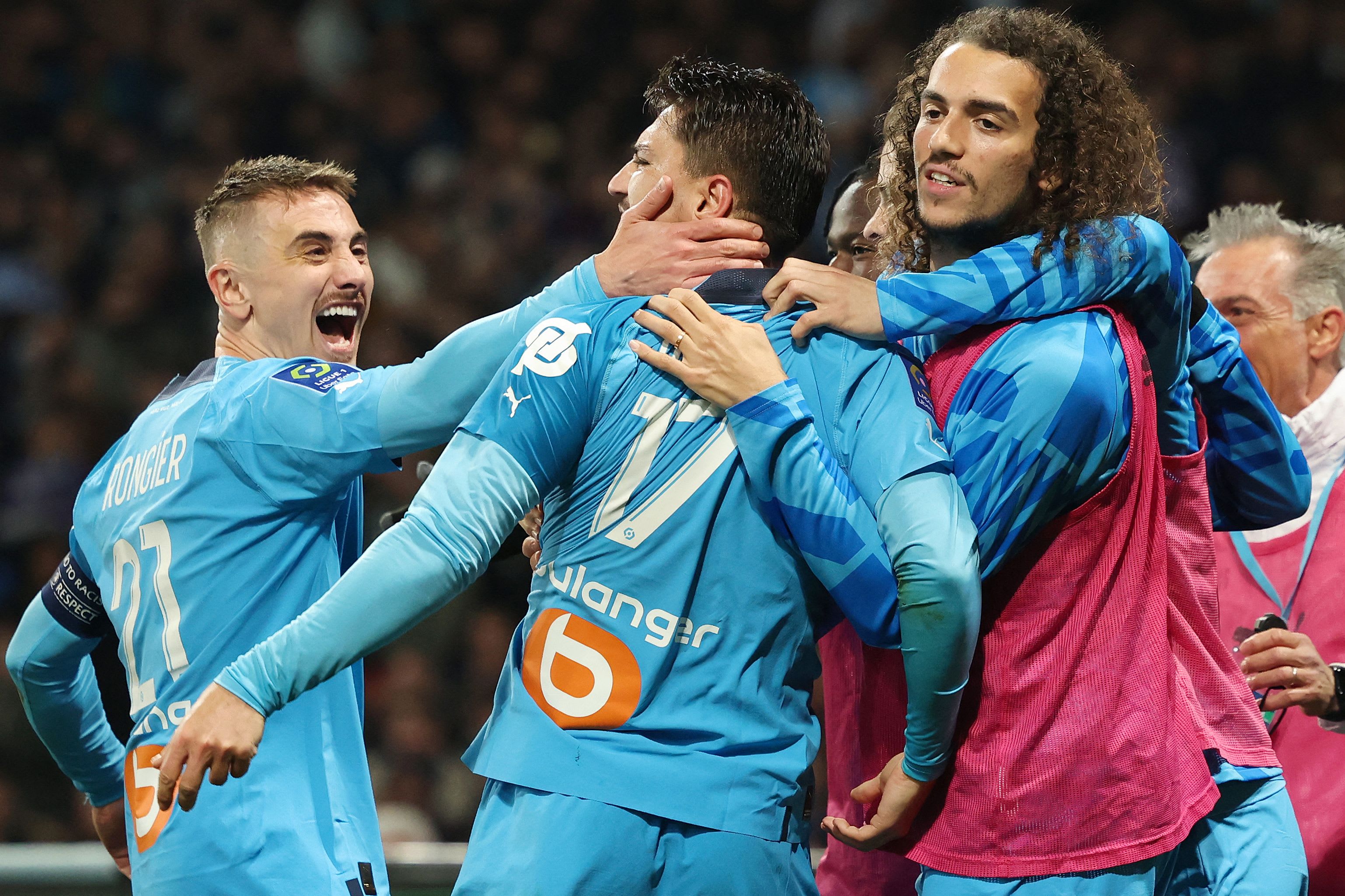 שחקני מארסיי חוגגים עם ג'נגיז אונדר