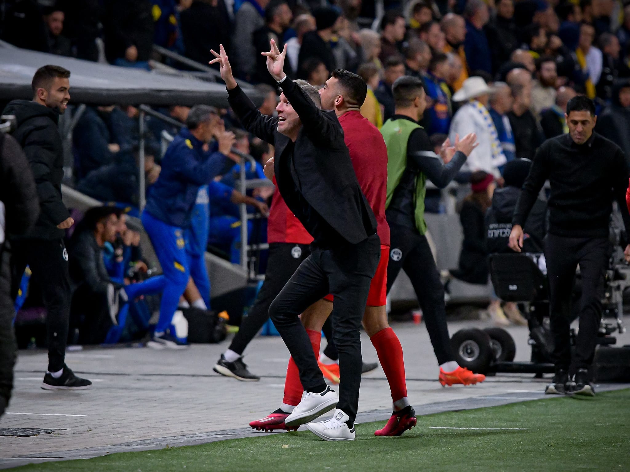 גיא פרימור מנכ"ל הפועל באר שבע מבצע תנועה מגונה לעבר אוהדי מכבי תל אביב