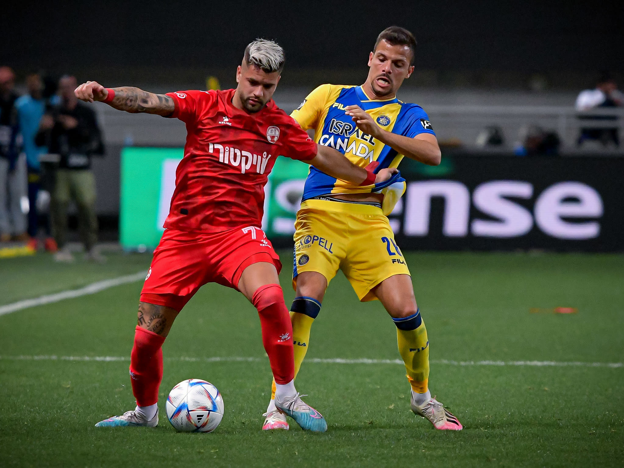 רותם חטואל הפועל באר שבע לצד אנדרה ז'ראלדש מכבי תל אביב