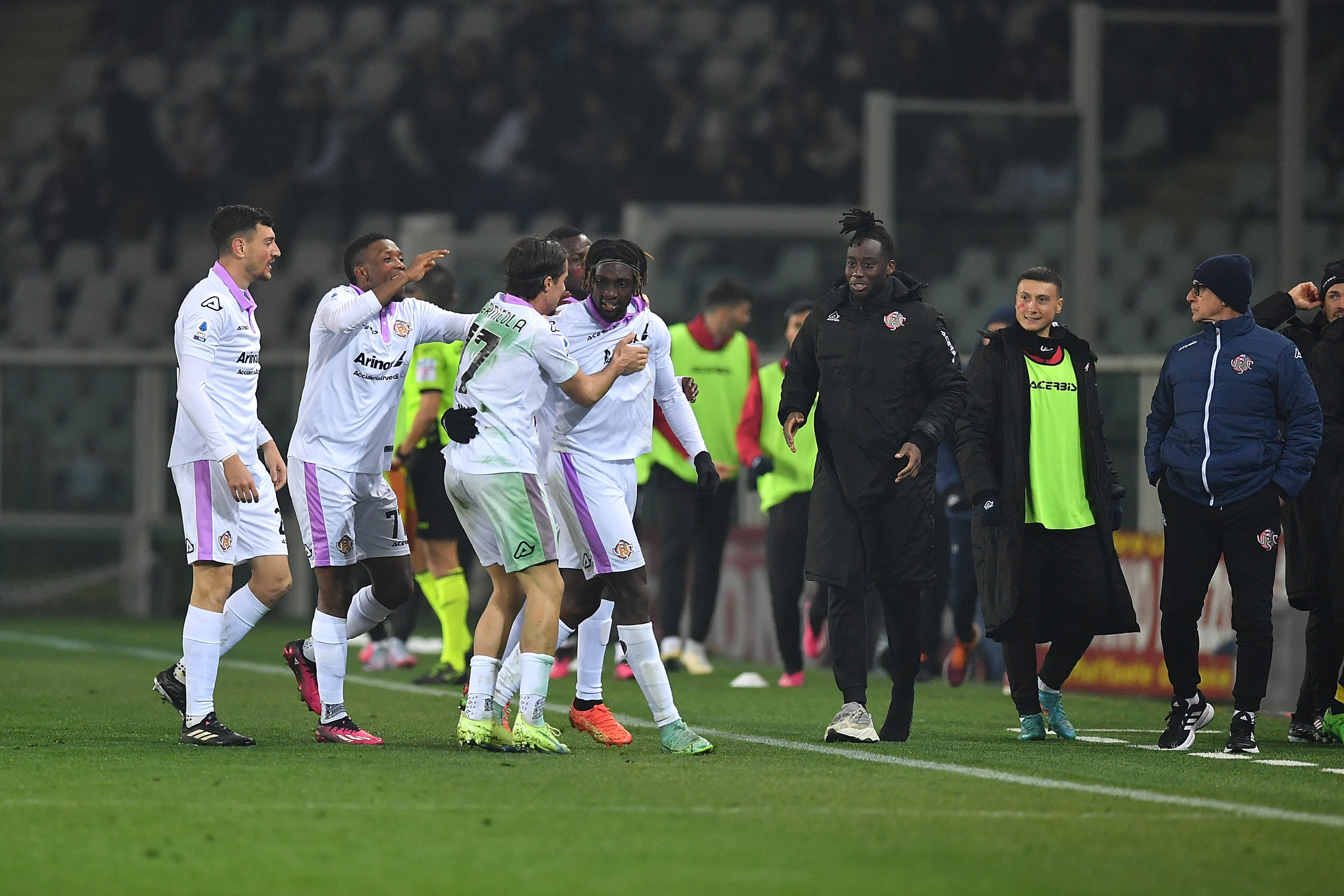 שחקני קרמונזה חוגגים עם פרנק טסאג'וט