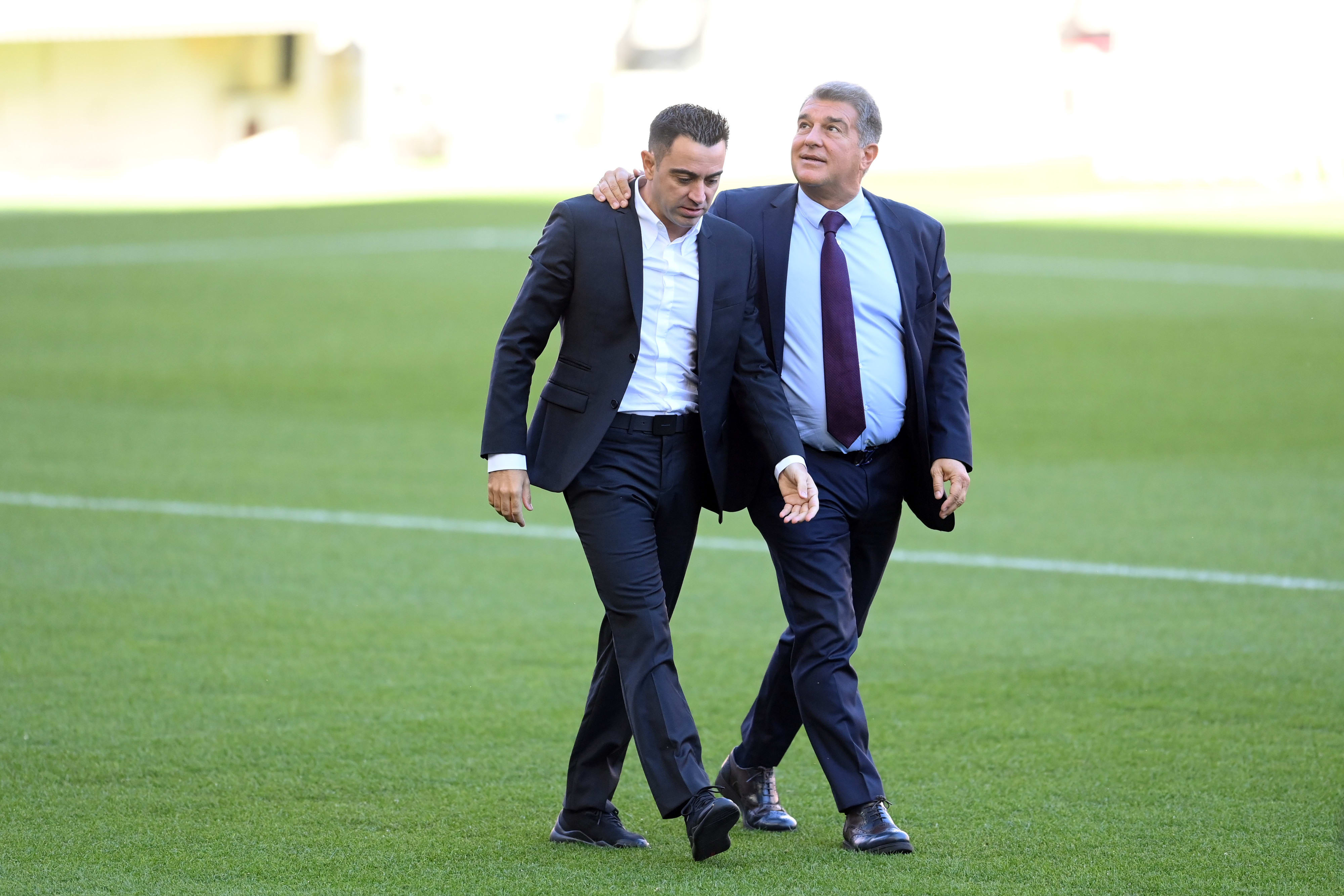 צ'אבי מוצג כמאמן ברצלונה, וחותם על חוזהו לצד נשיא המועדון ז'ואן לאפורטה