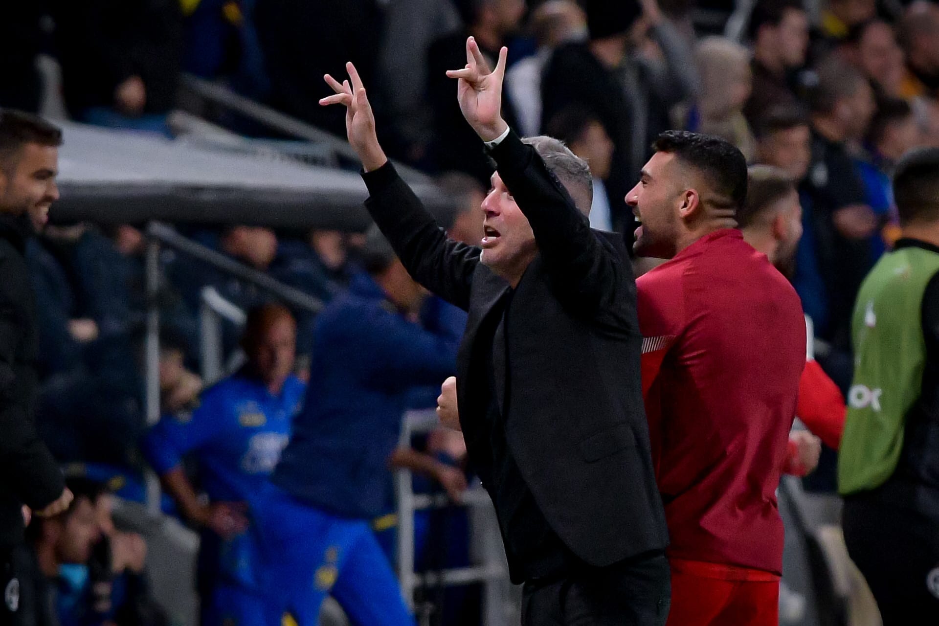 גיא פרימור מנכ"ל הפועל באר שבע מבצע תנועה מגונה לעבר אוהדי מכבי תל אביב