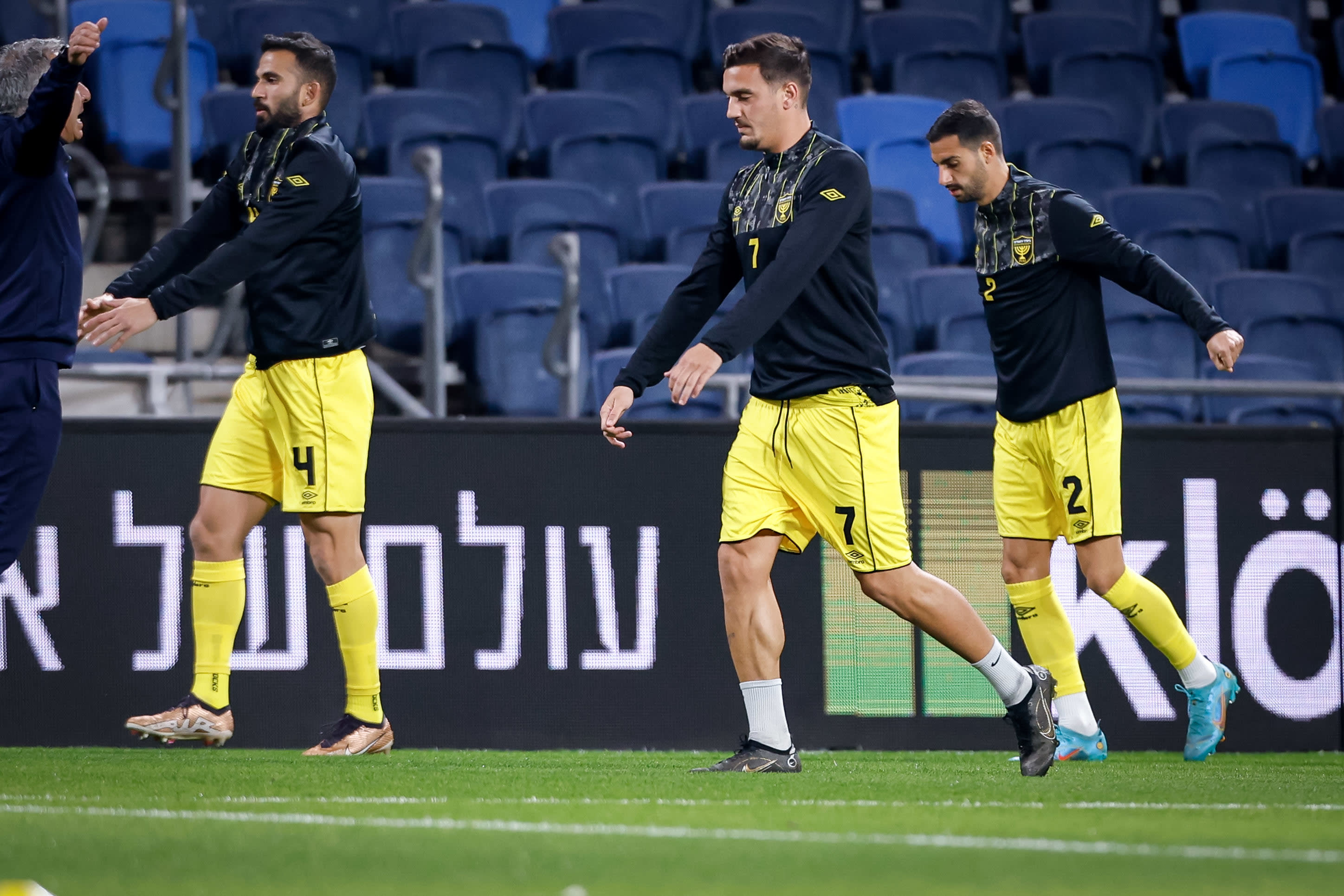 אבישי כהן (מימין), ירדן שועה, אוראל דגני שחקני בית"ר ירושלים בחימום