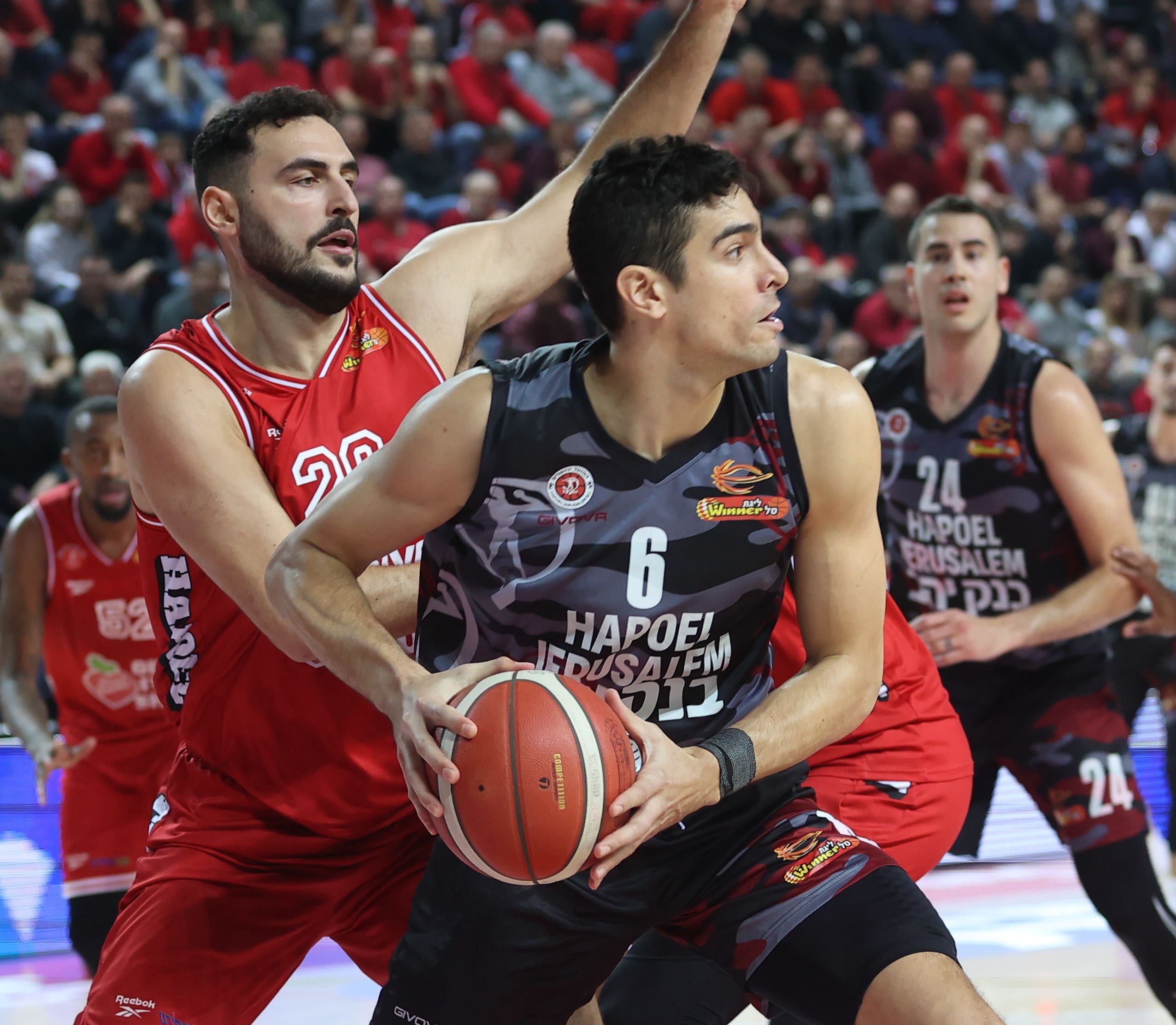 שחקן הפועל ירושלים איתי שגב מול שחקן הפועל תל אביב עידן זלמנסון