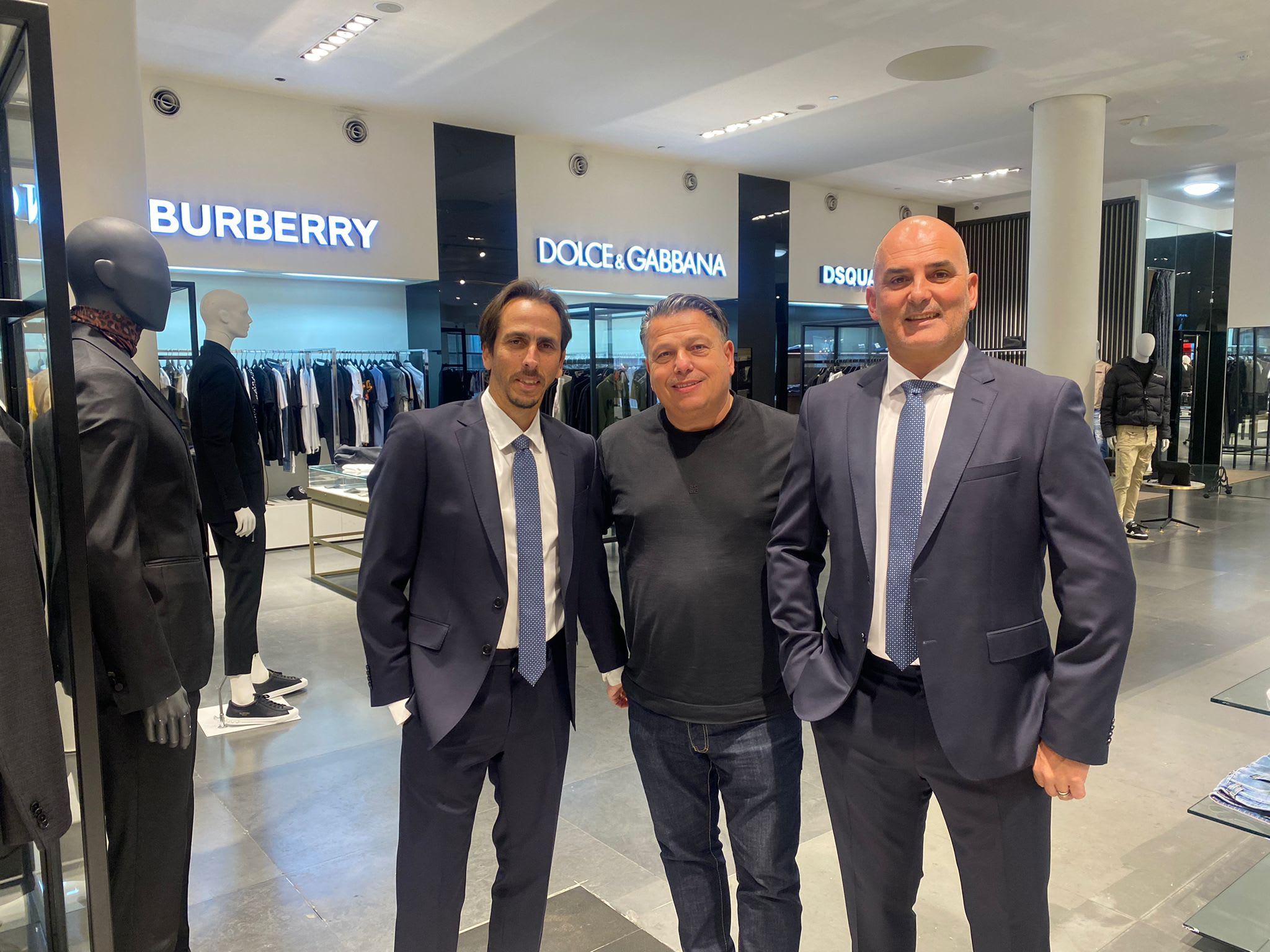 דני אריס מפקטורי 54 (באמצע) עם יוסי בניון ואלון חזן.