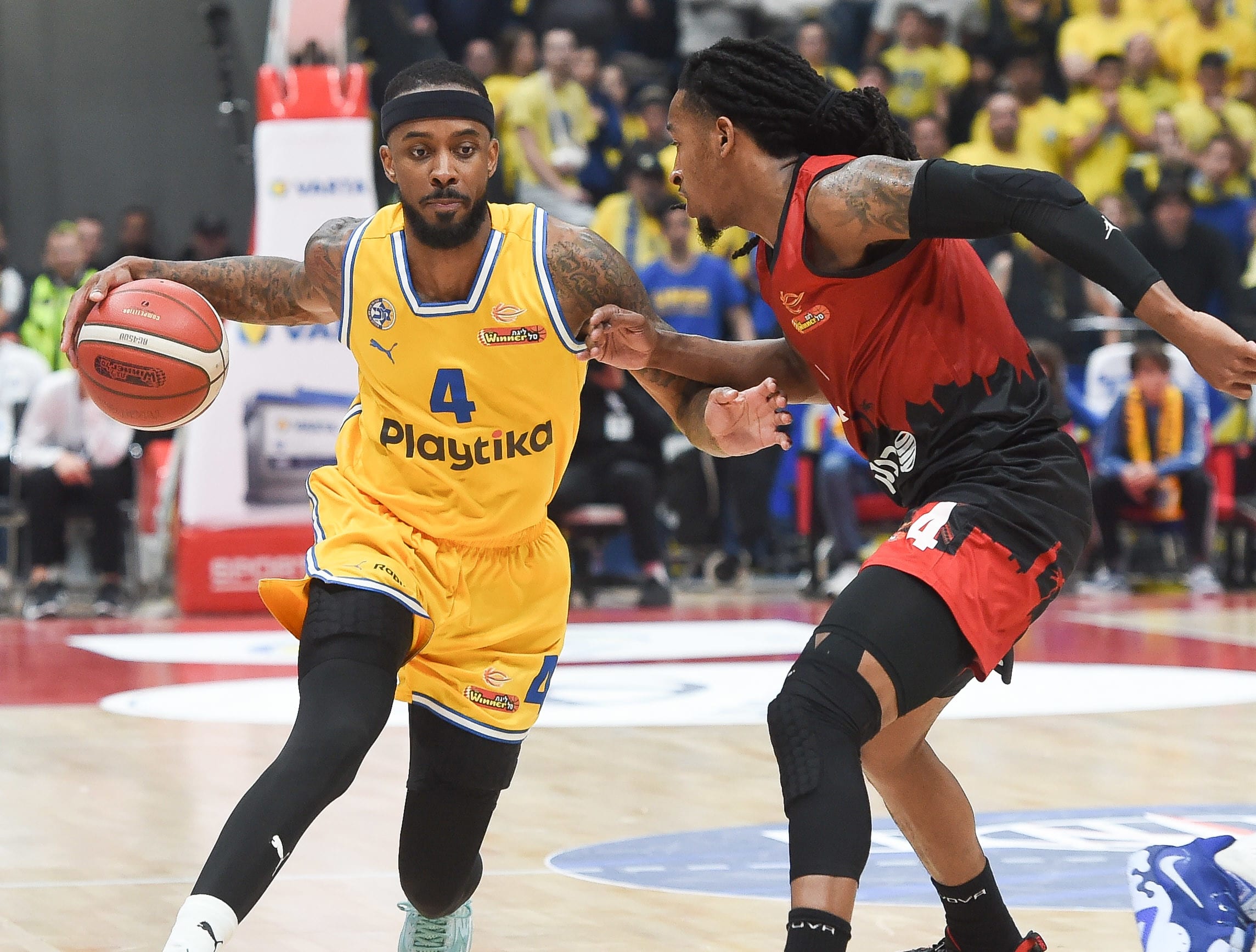 לורנזו בראון מכבי תל אביב לצד ספידי סמית' הפועל ירושלים