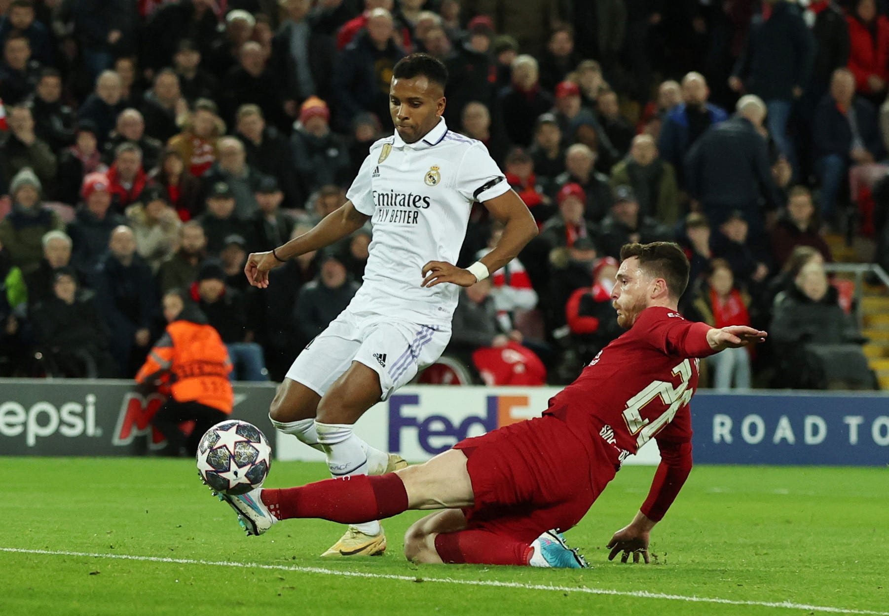 אנדי רוברטסון ליברפול לצד רודריגו ריאל מדריד