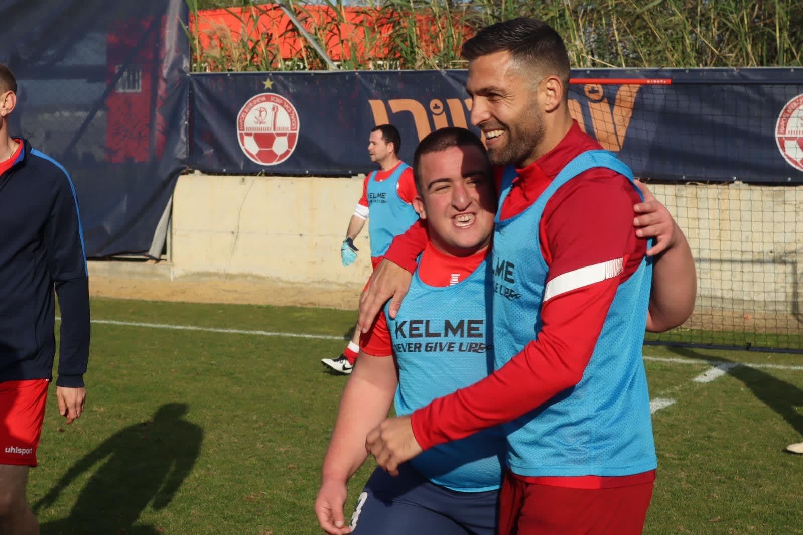 חלוץ הפועל באר שבע איתי שכטר בפעילות במסגרת מיזם "ערכים בספורט"