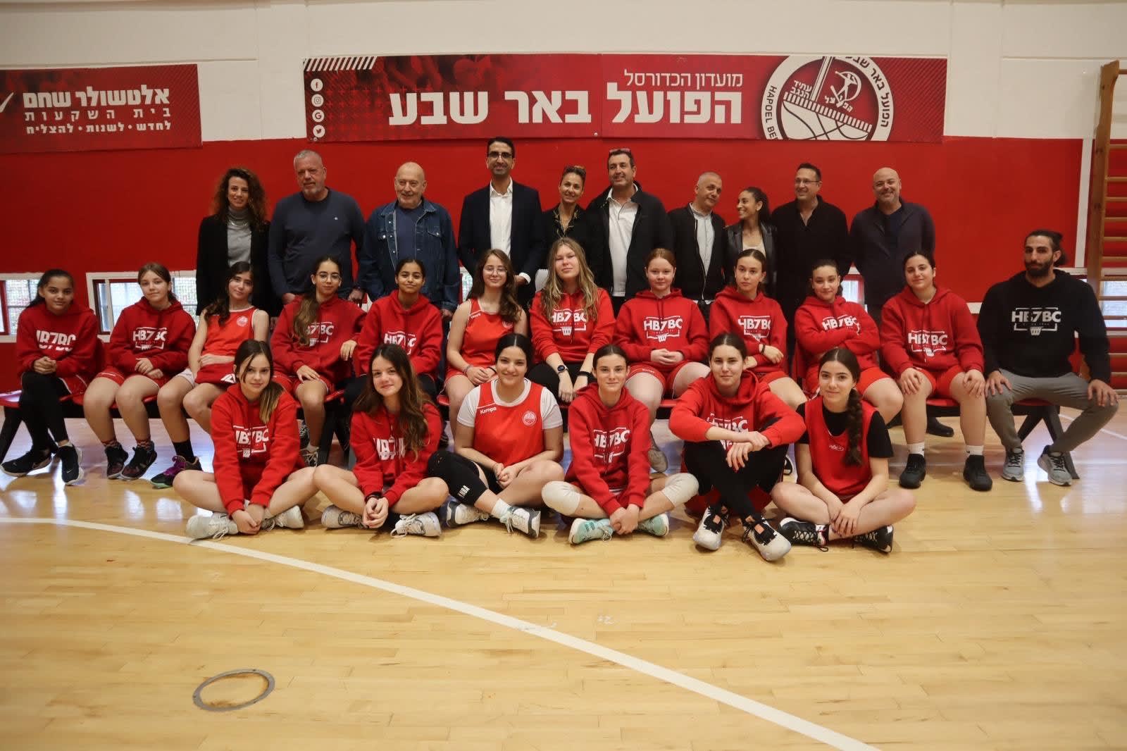 מנכ"ל בית הנשיא בביקור אצל קבוצת הפועל באר שבע בכדורסל במסגרת מיזם "ערכים בספורט"