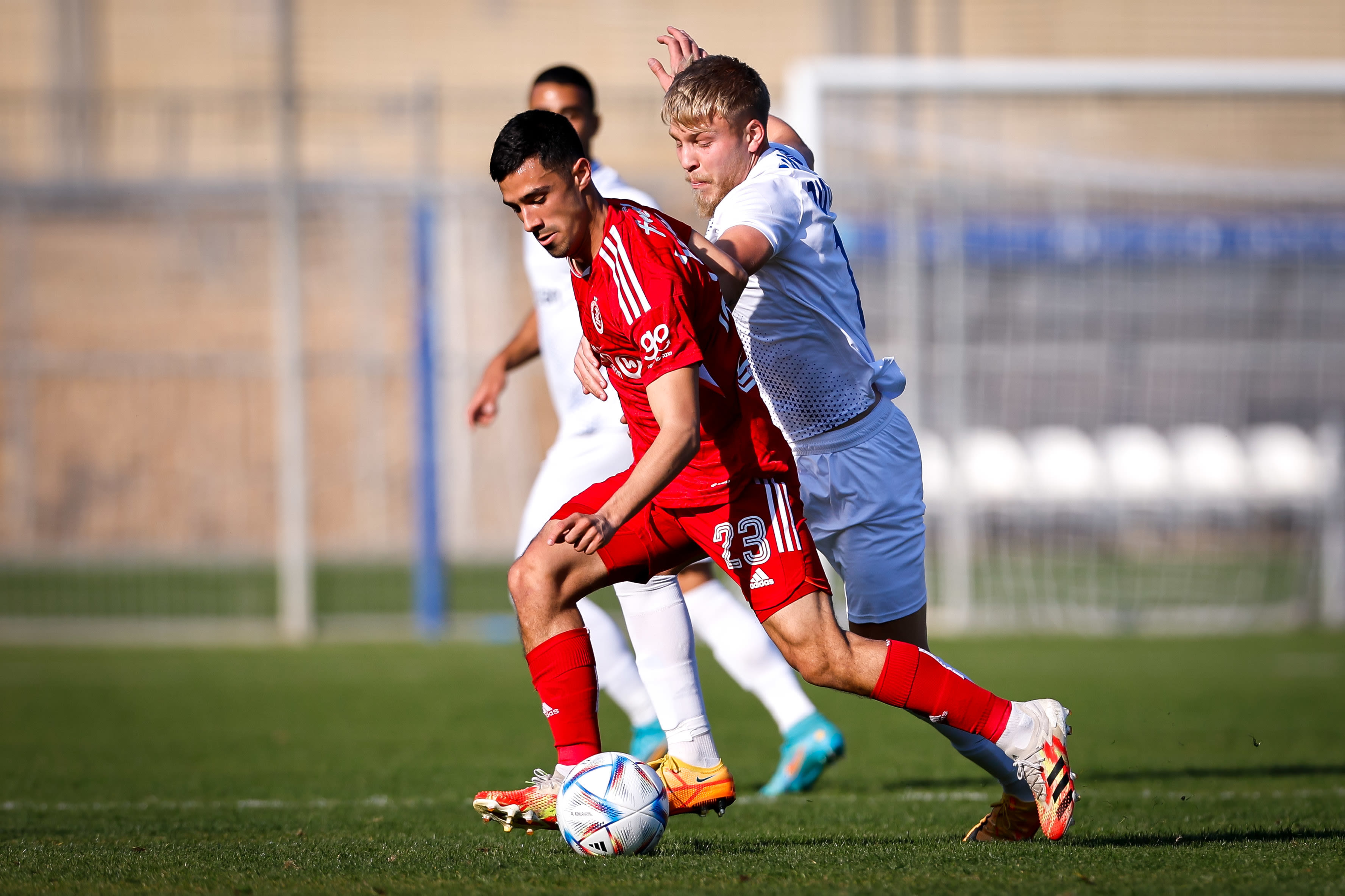 שחקן הפועל תל אביב הרוויה איליץ', מול יואב הופמייסטר, שחקן עירוני קרית שמונה