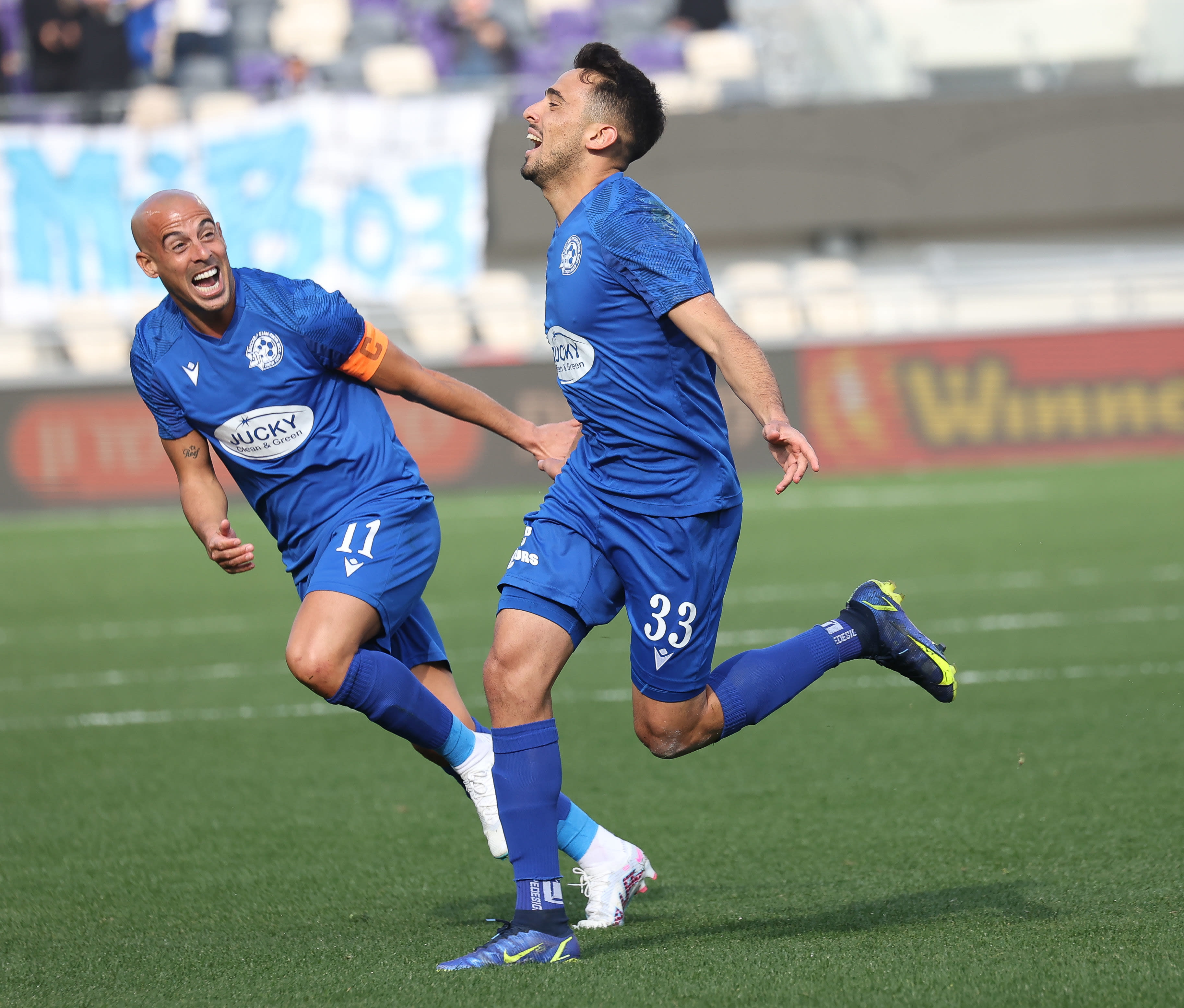 שחקן מכבי פתח תקוה מאור לוי חוגג עם טל בן חיים