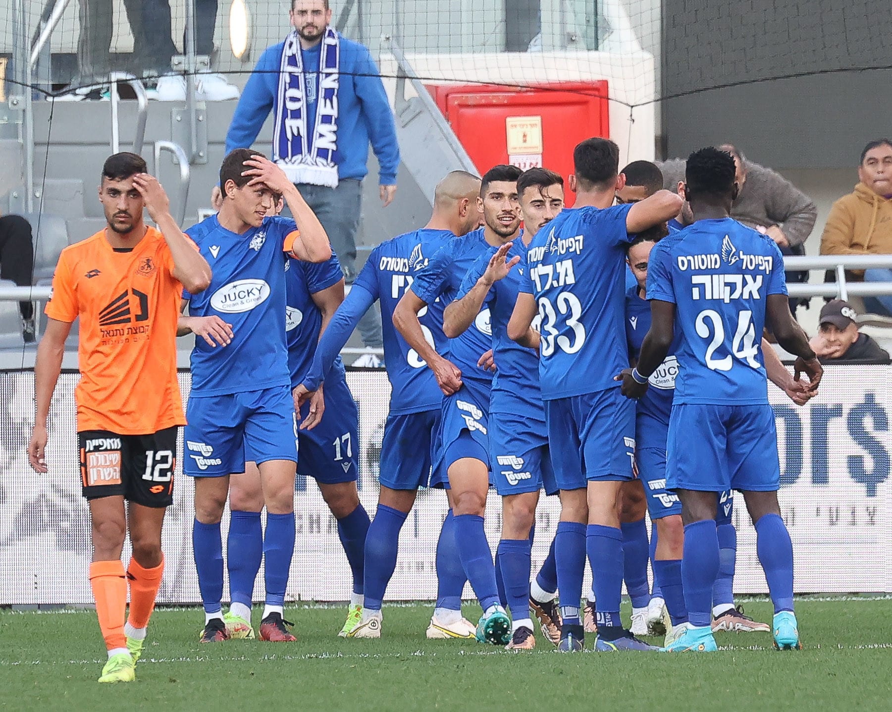 שחקני מכבי פתח תקוה חוגגים, שחקן בני יהודה נתנאל אמויאל מאוכזב