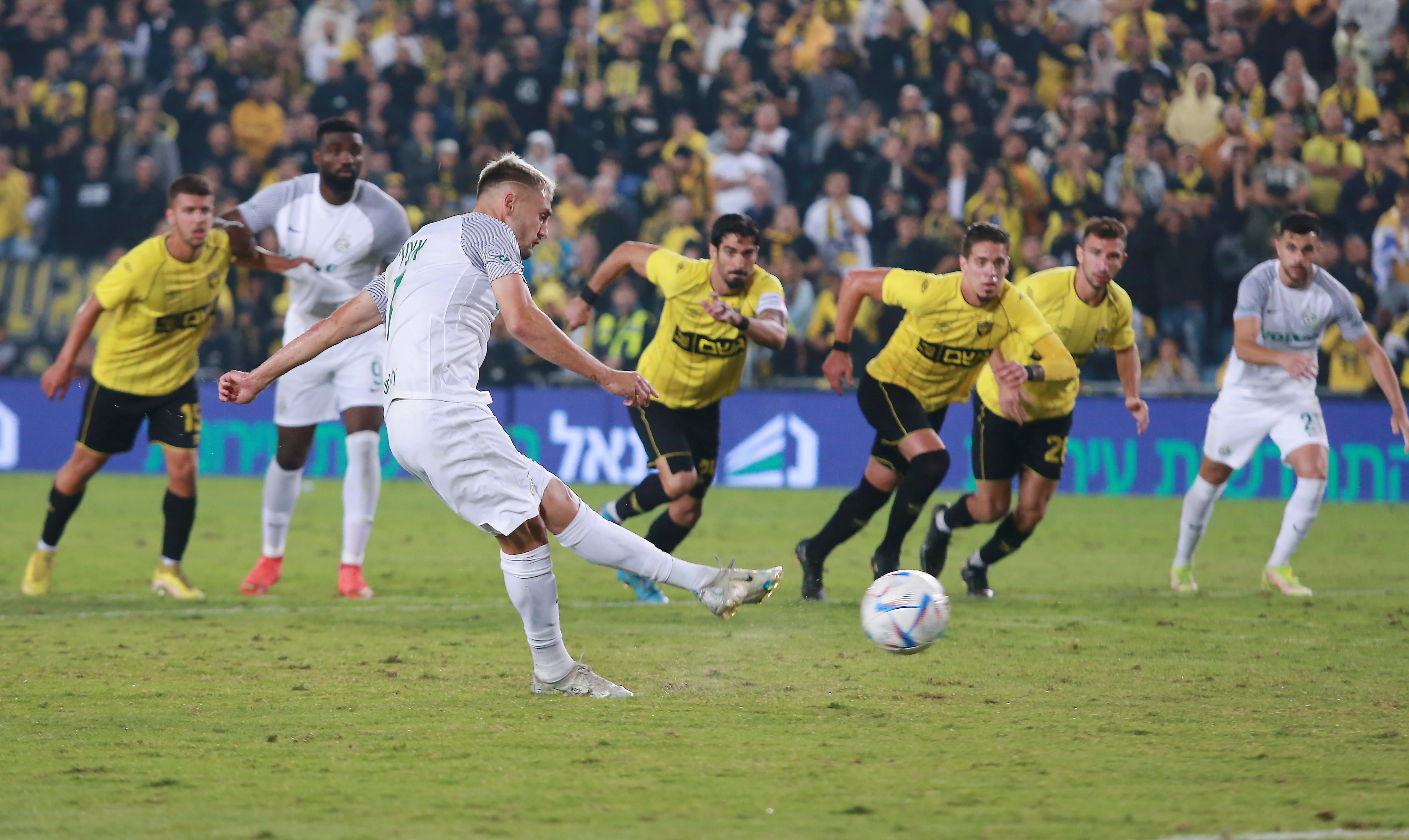 עומר אצילי שחקן מכבי חיפה בועט פנדל