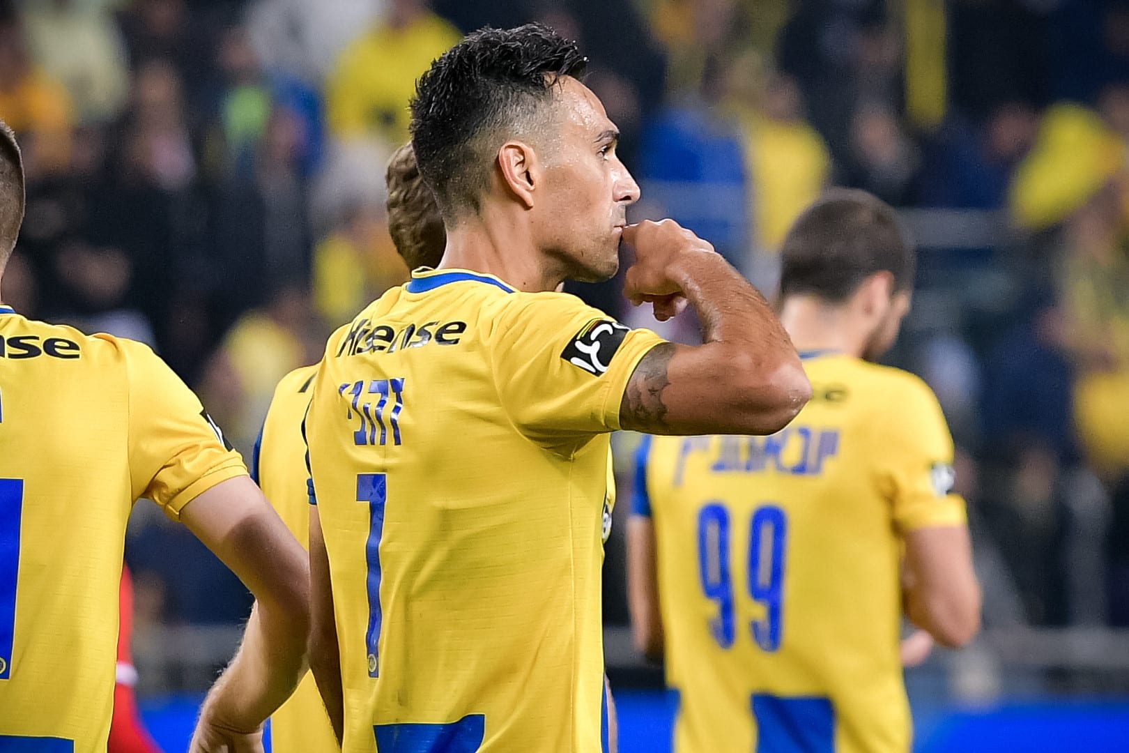 ערן זהבי שחקן מכבי תל אביב חוגג שער