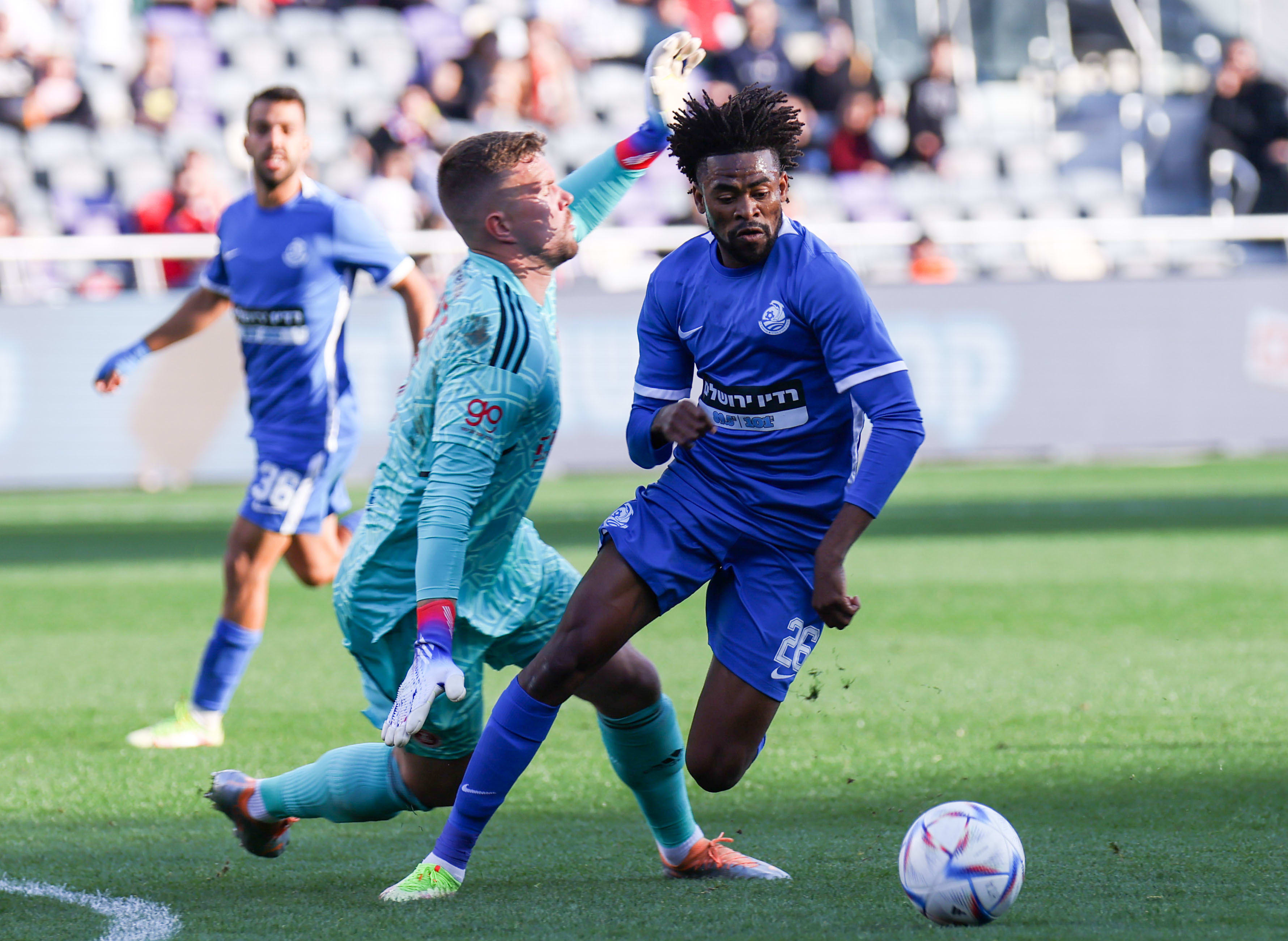 זקאריה מוגיס שחקן מ.ס. אשדוד מול אמיליוס זובאס שוער הפועל תל אביב