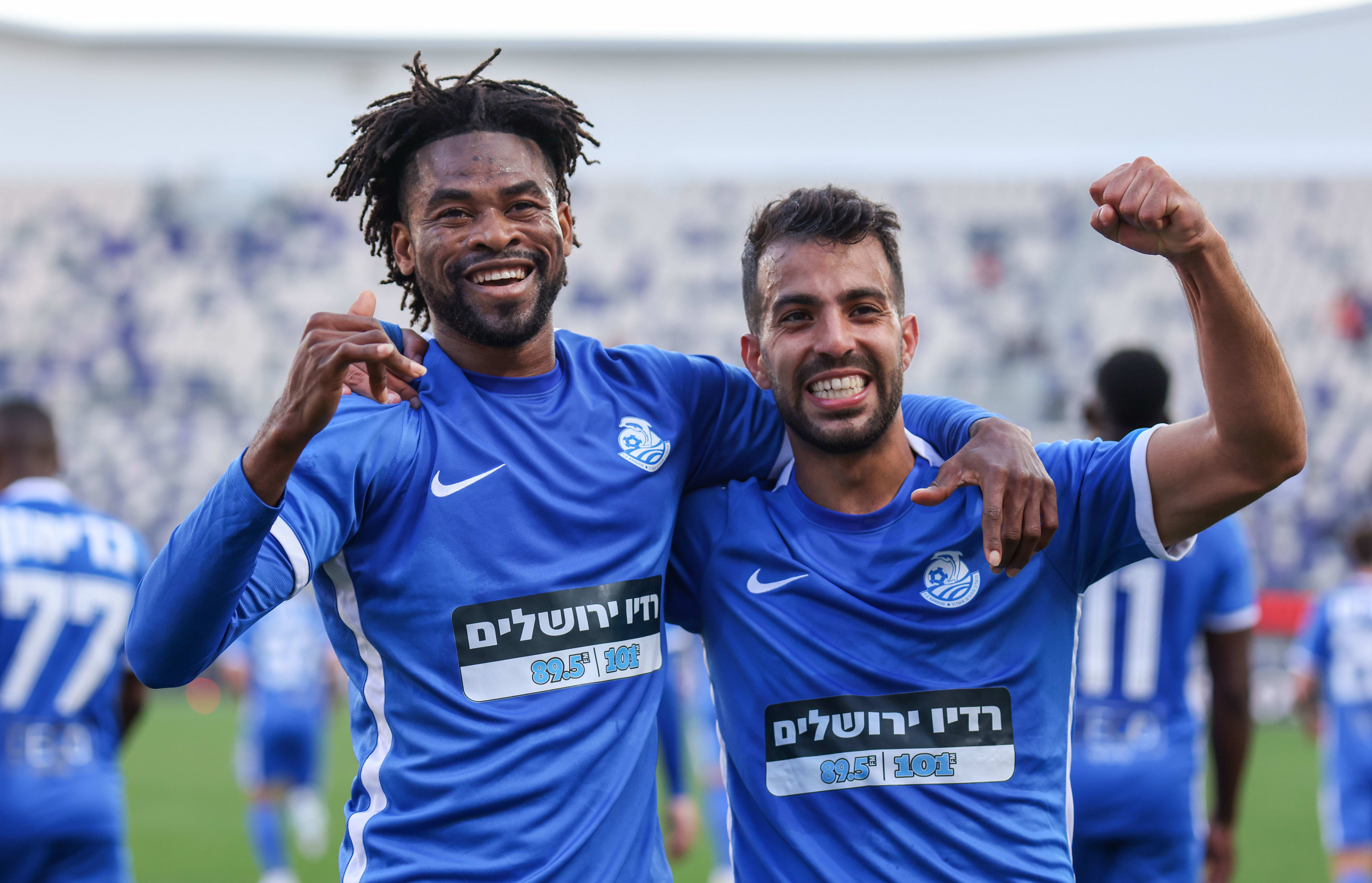 אלעד שחף עם זקאריה מוגיס שחקני מ.ס. אשדוד חוגגים