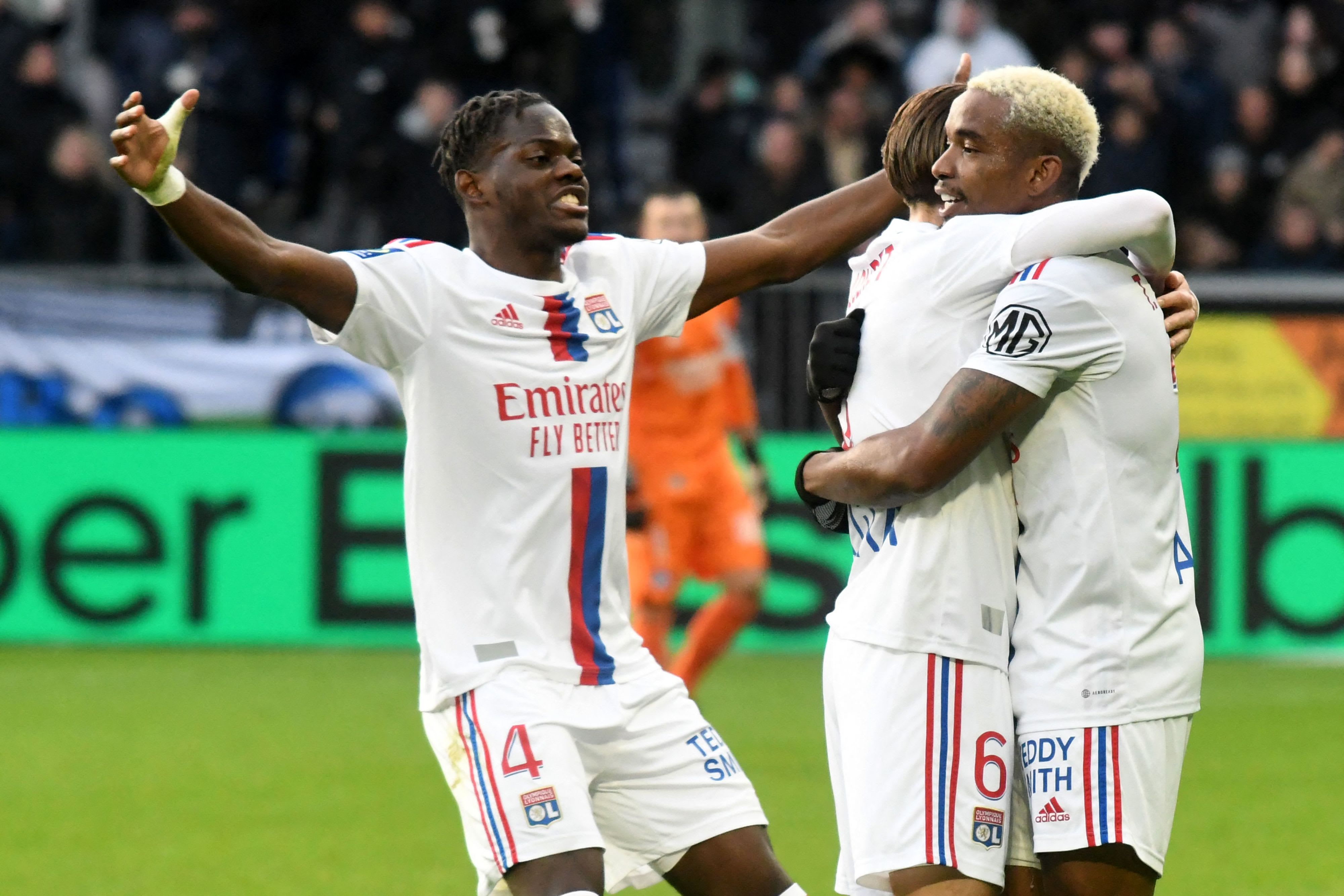 שחקני ליון חוגגים עם טיאגו מנדס (מימין)