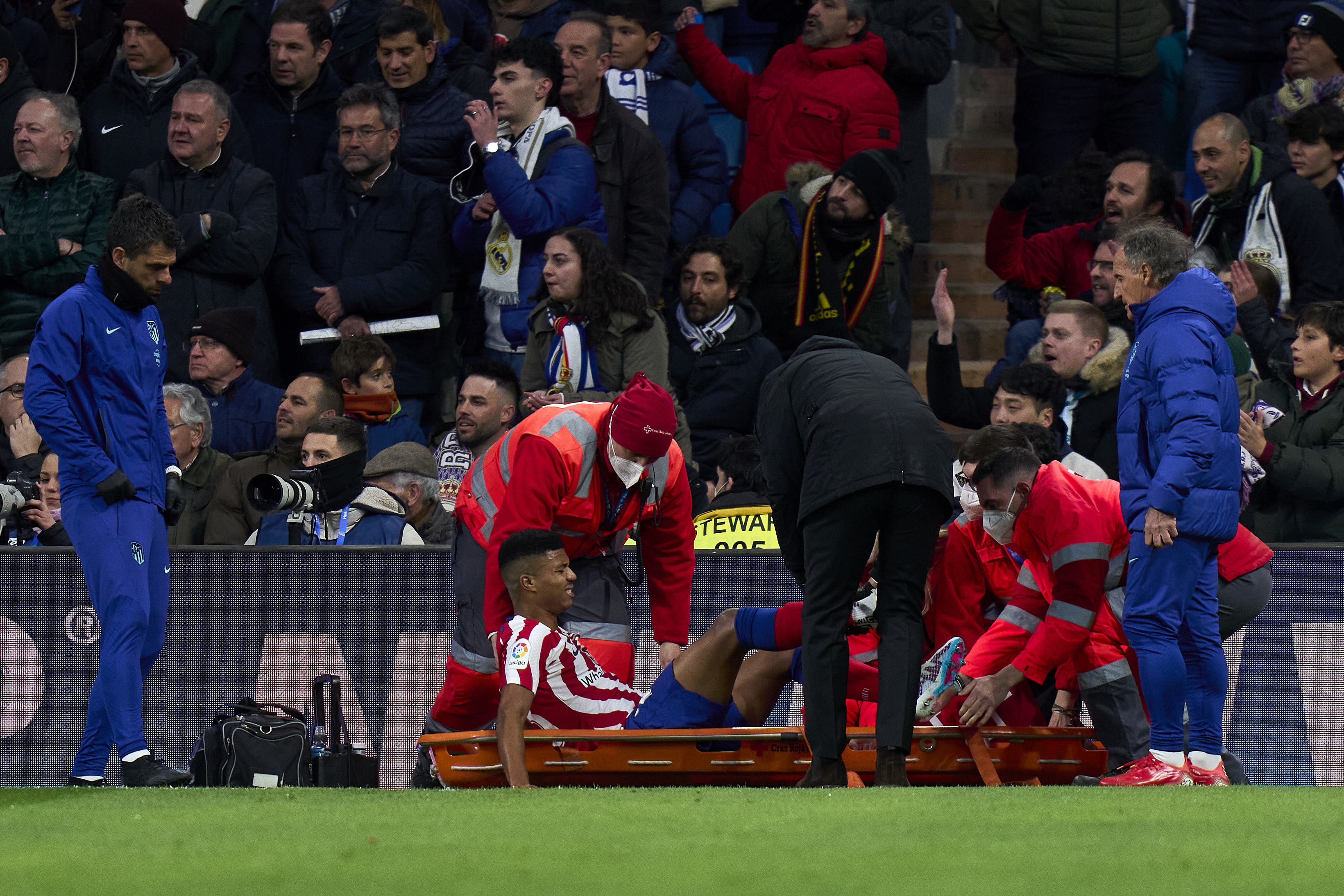 שחקן אתלטיקו מדריד ריינילדו מפונה על אלונקה