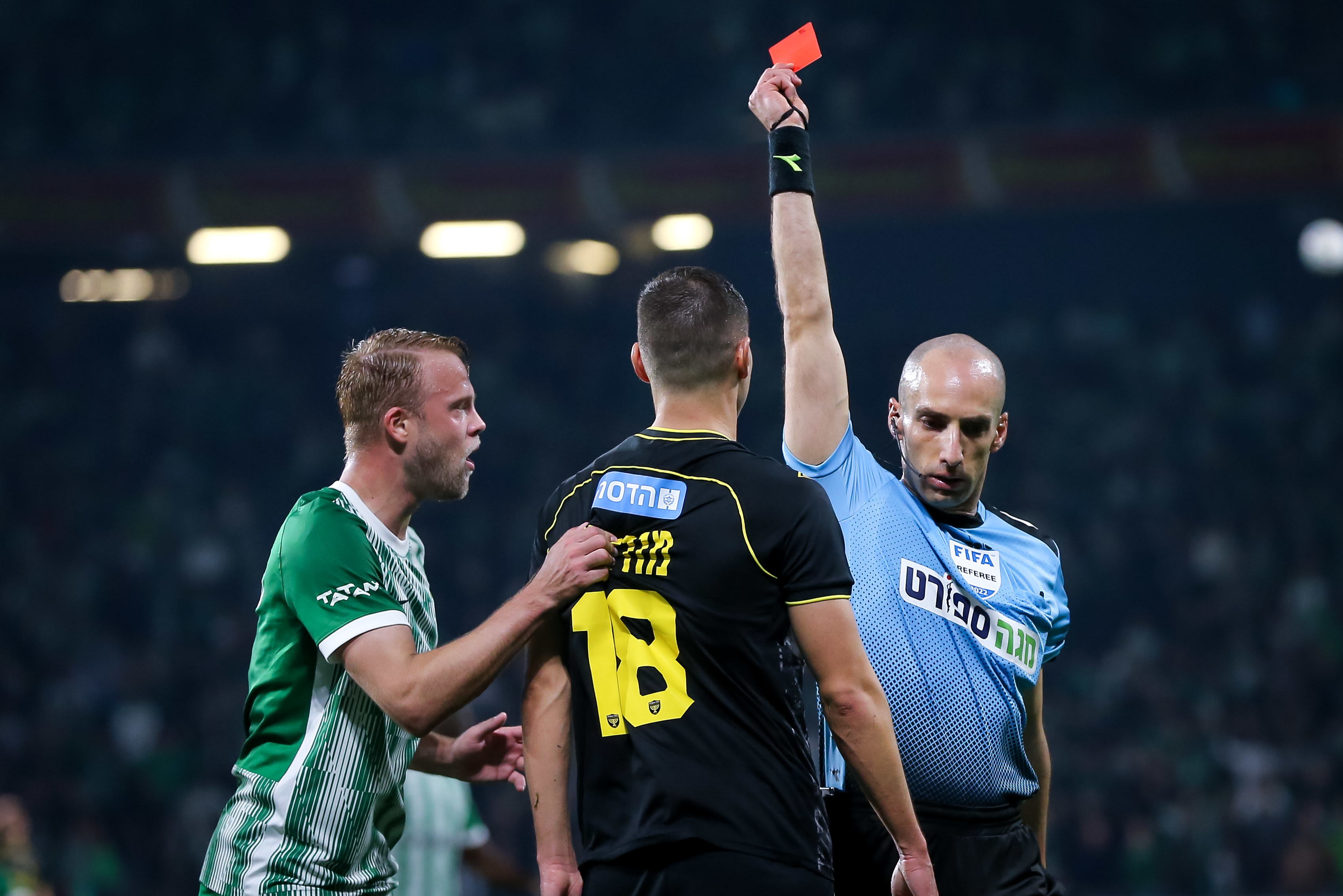 השופט גל לייבוביץ' שולף כרטיס אדום לעבר גריגורי מורוזוב שחקן בית