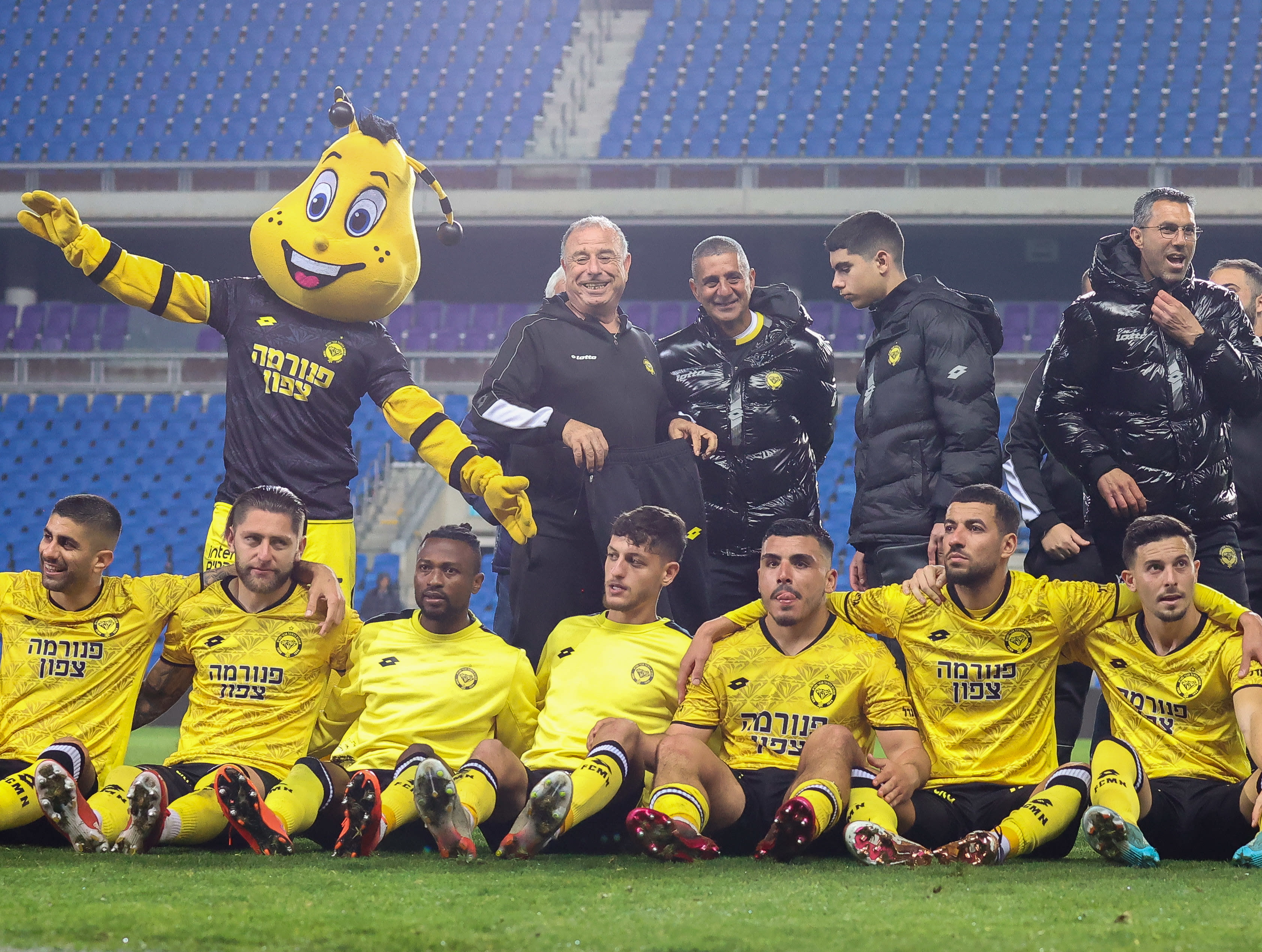 שחקני מכבי נתניה חוגגים