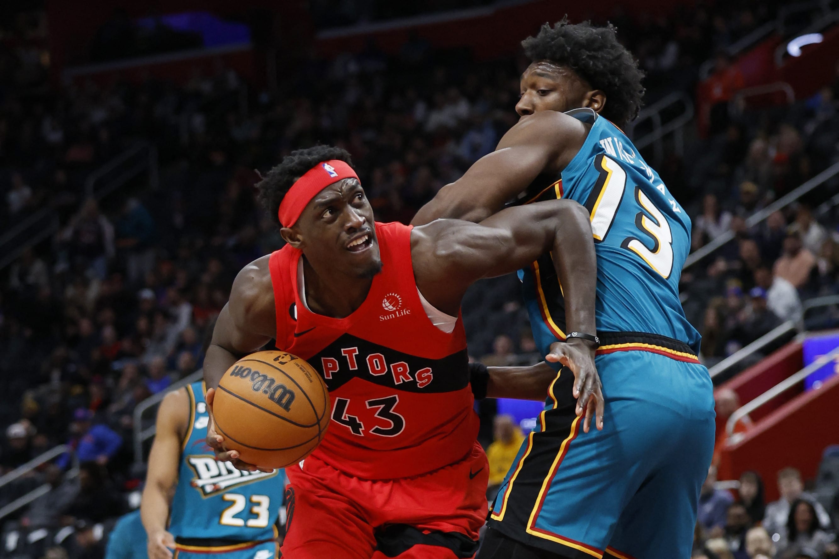 שחקן טורונטו ראפטורס, פסקל סיאקם, מול ג'יימס ווייסמן, דטרויט פיסטונס