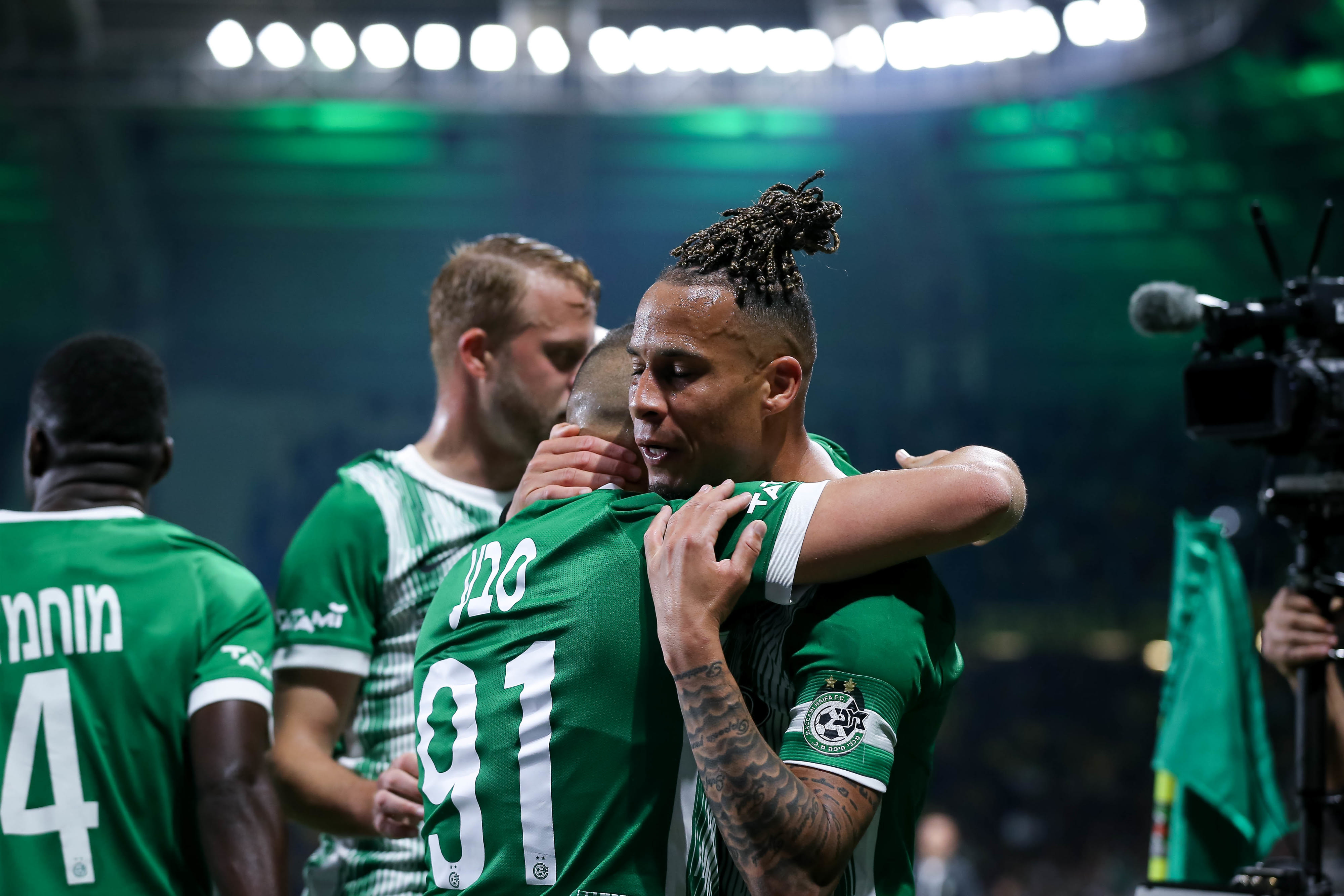 צ'ארון שרי שחקן מכבי חיפה חוגג שער