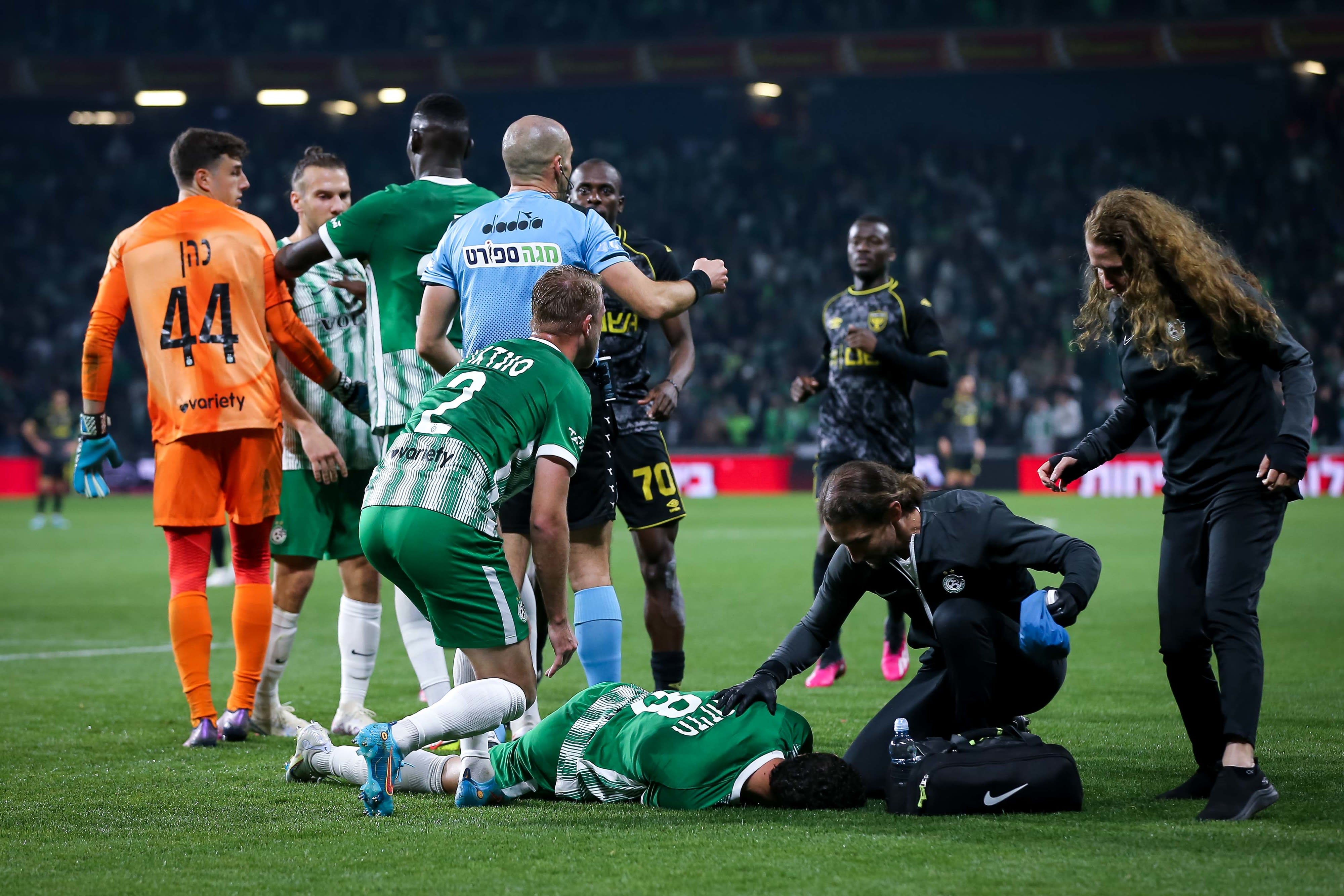 דולב חזיזה שחקן מכבי חיפה על הדשא