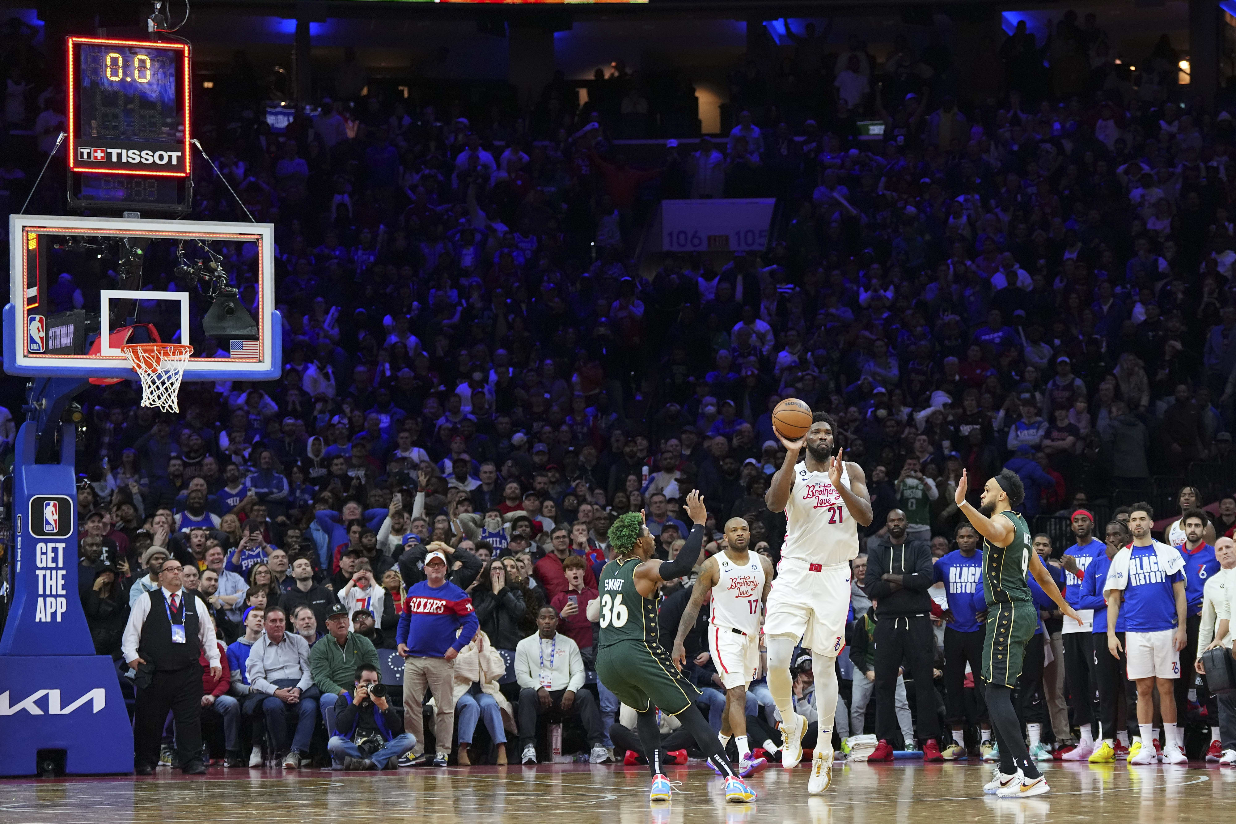 ג'ואל אמביד, פילדלפיה סיקסרס, קולע משלושת רבעי מגרש אחרי הזמן