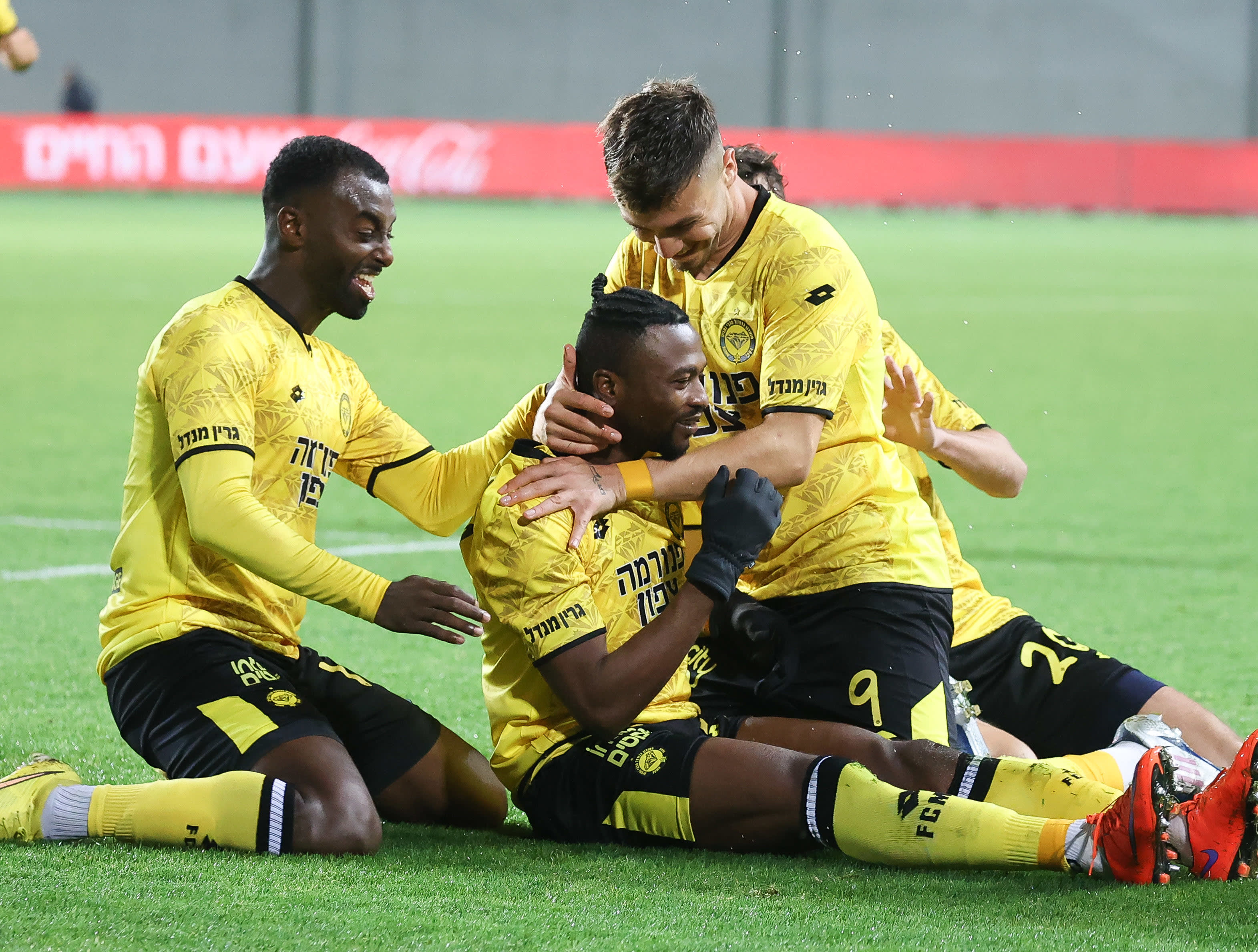 שחקני מכבי נתניה חוגגים עם פטריק טוומאסי