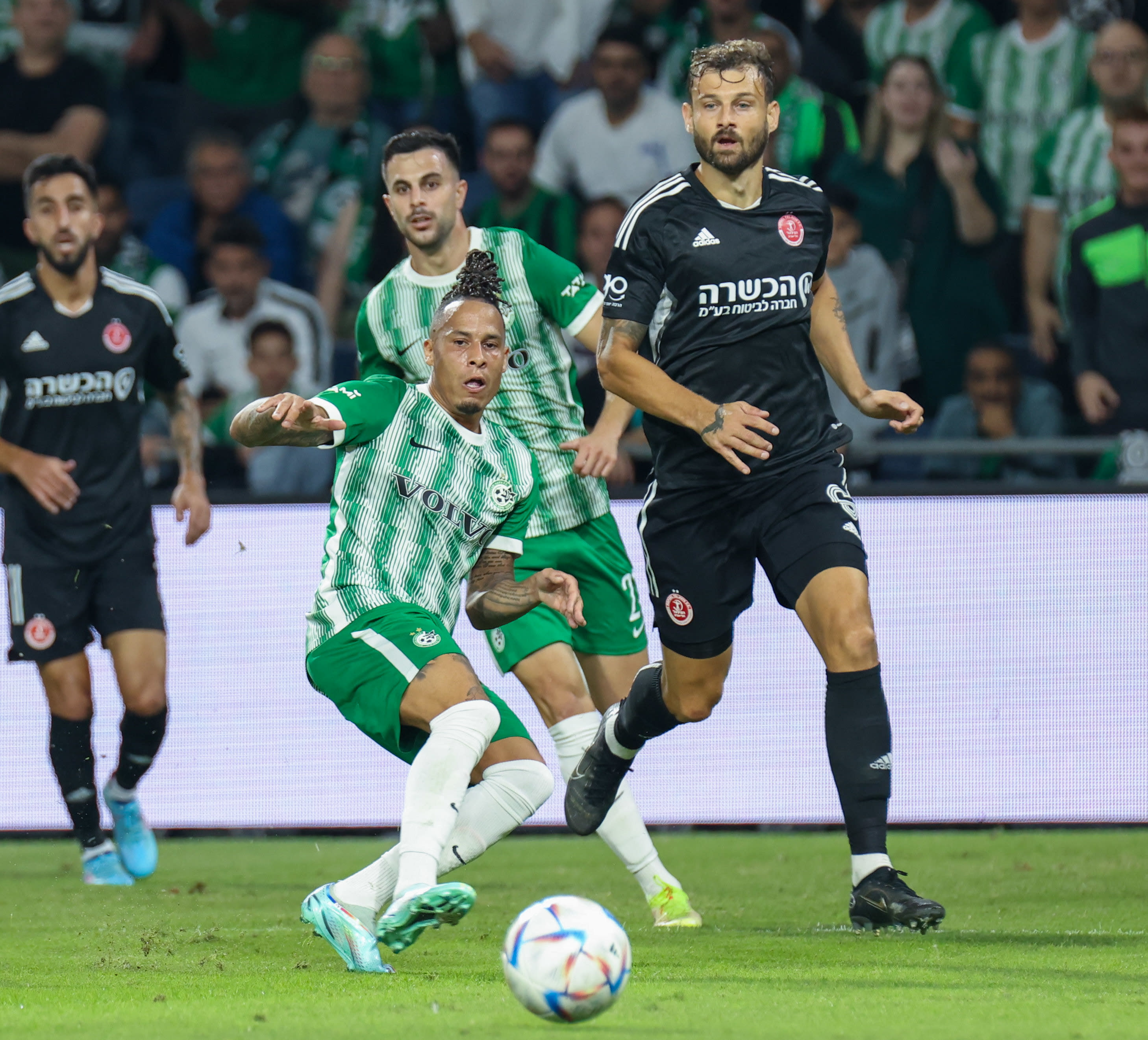 צ'ארון שרי שחקן מכבי חיפה מבשל שער לפני אדי גוטליב שחקן הפועל תל אביב