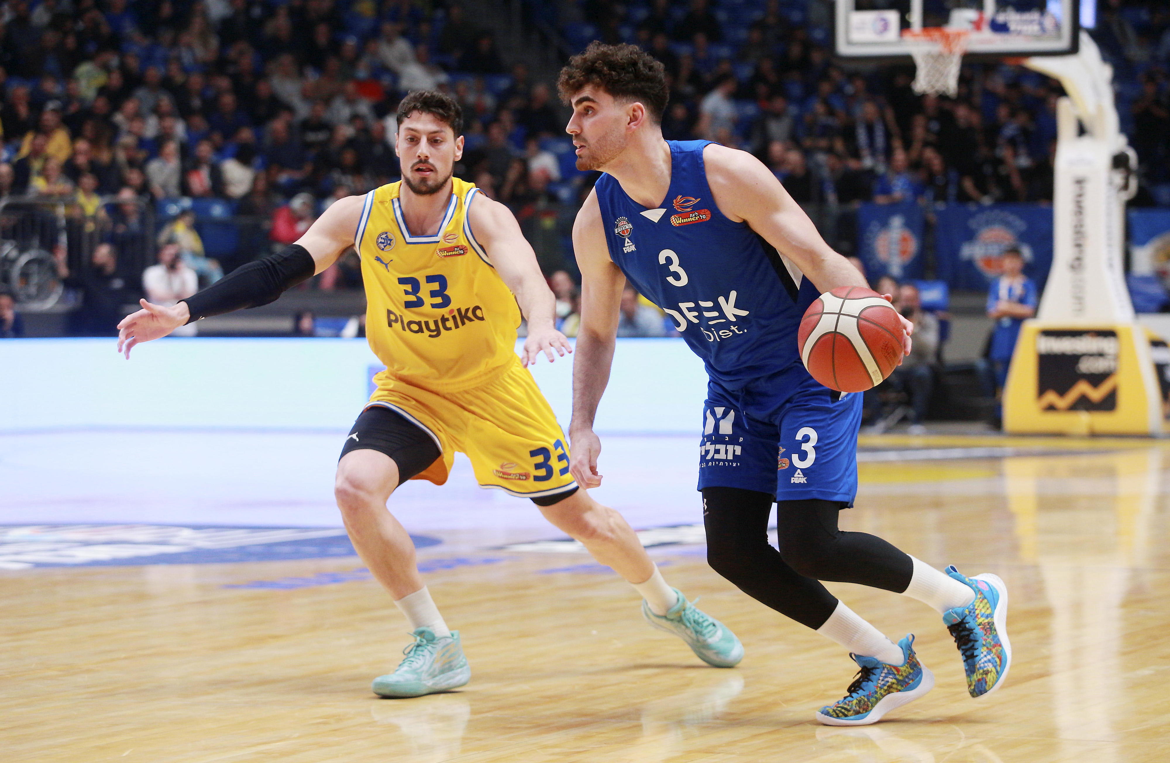 יאיר קרביץ, שחקן בני הרצליה לצד יפתח זיו, שחקן מכבי תל אביב