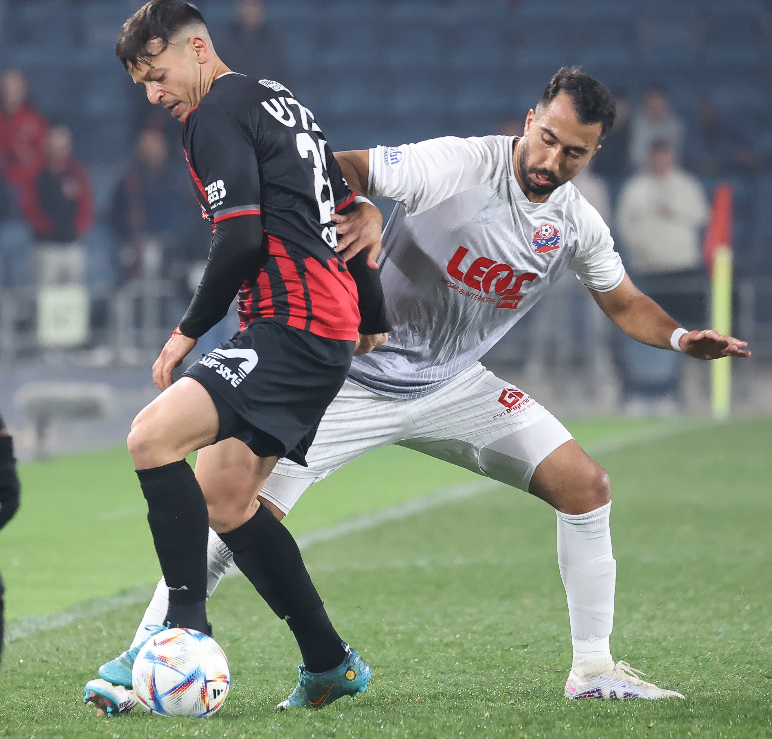 שחקן הפועל חיפה אליאל פרץ מול שחקן הפועל ירושלים גיא בדש