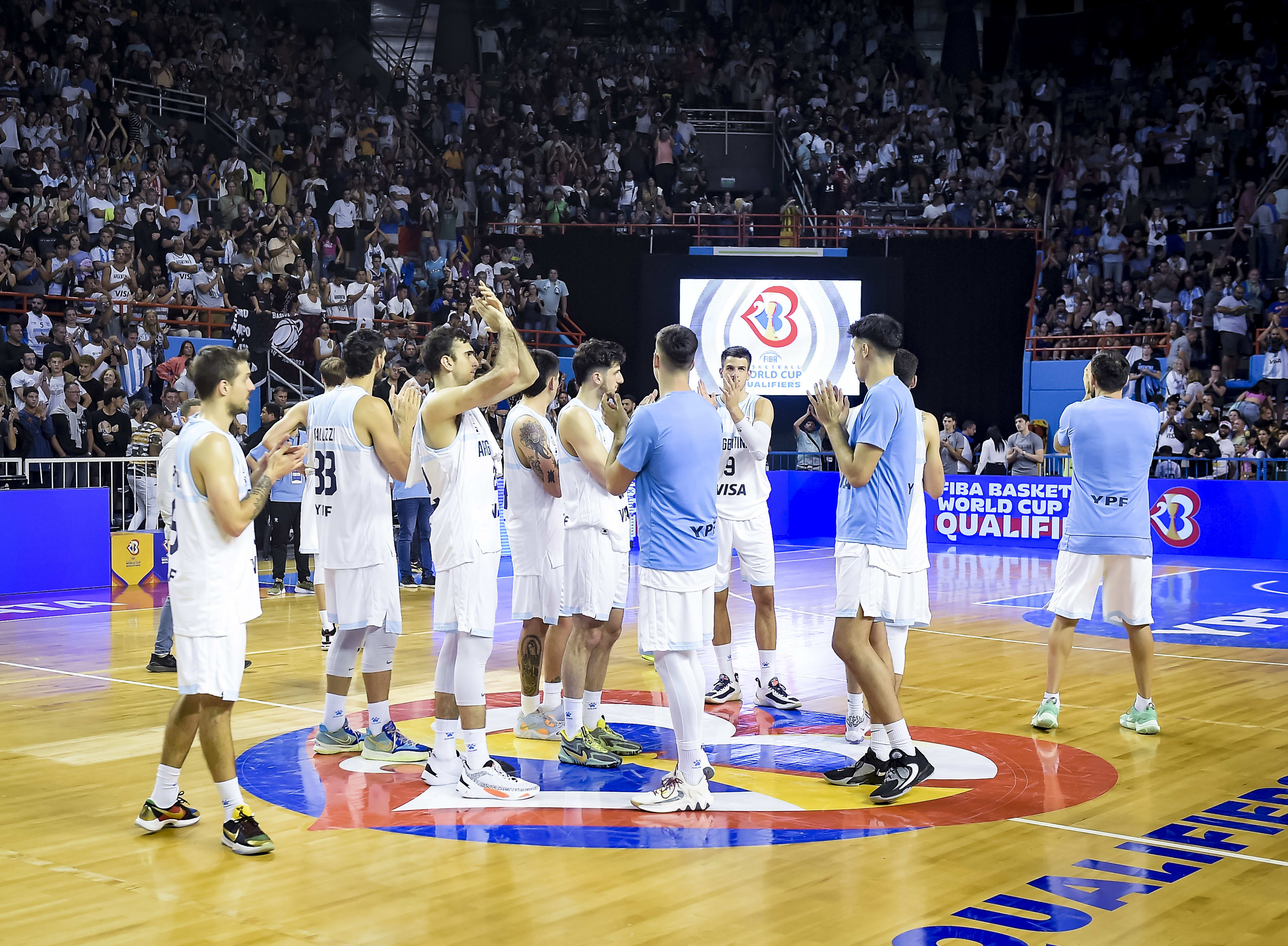 שחקני נבחרת ארגנטינה אחרי הדחה במוקדמות גביע העולם בכדורסל