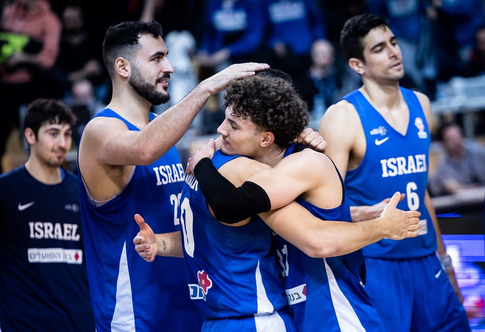 שחקני נבחרת ישראל עם נועם יעקב