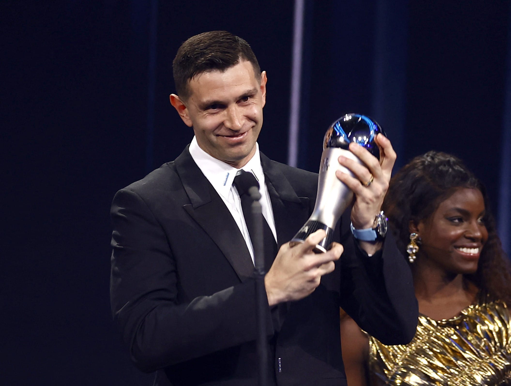 אמיליאנו מרטינס עם פרס שוער השנה של פיפ"א