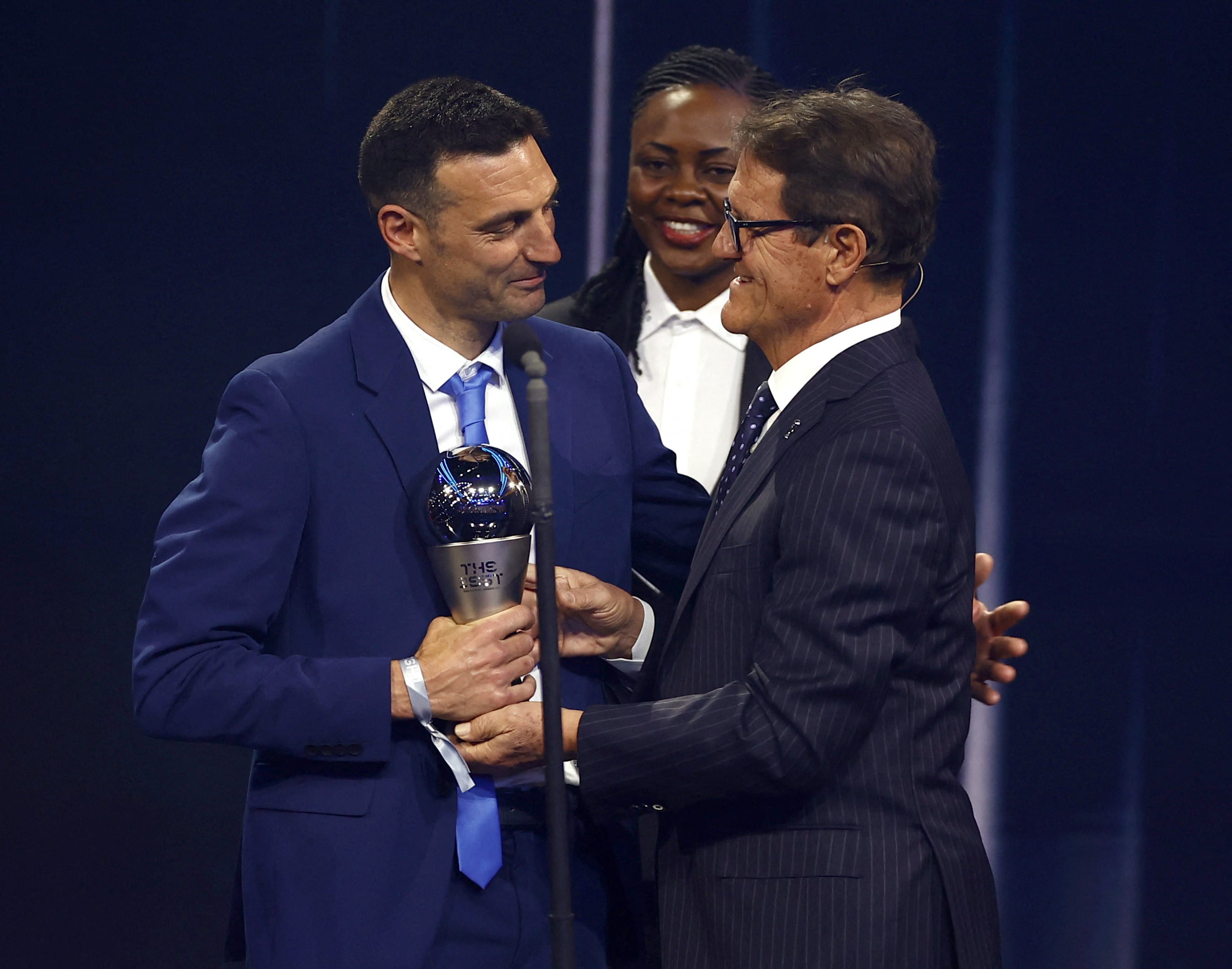 ליונל סקאלוני מאמן נבחרת ארגנטינה מקבל מידי פאביו קאפלו את פרס מאמן השנה של פיפ"א
