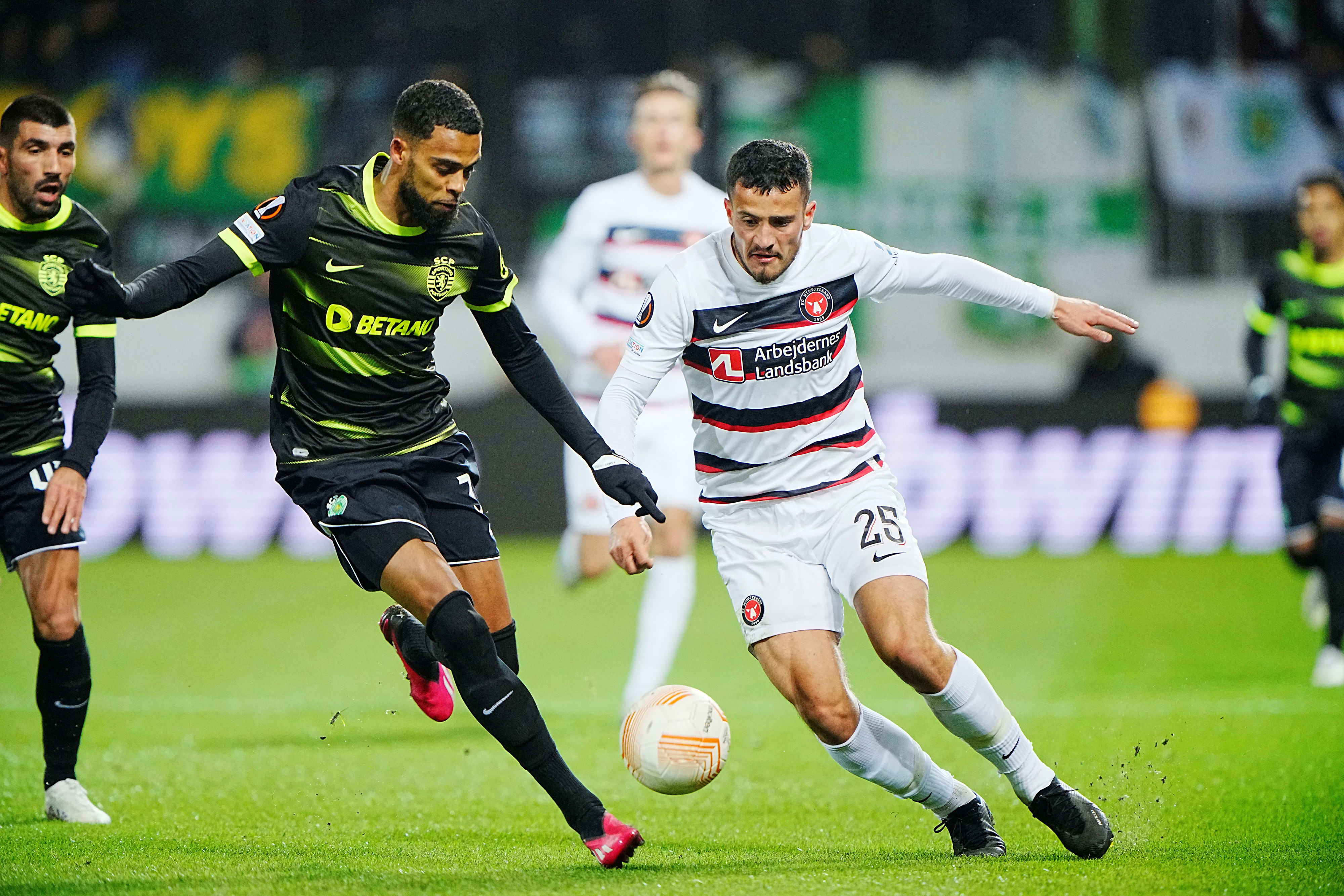 אסטריט סלמאני במדי מיטיולן מול שחקן ספורטינג ליסבון ג'רי סט. ג'וסט