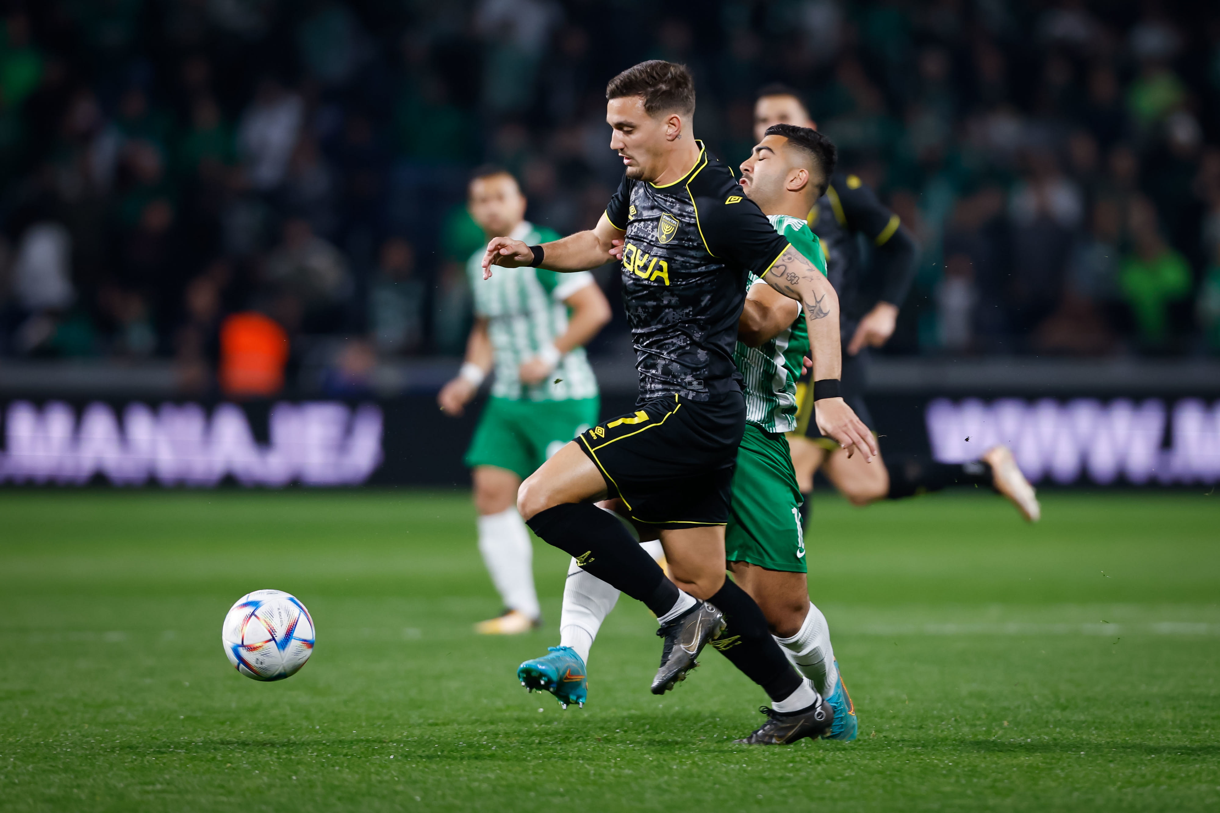 ירדן שועה שחקן בית"ר ירושלים לפני מוחמד אבו פאני שחקן מכבי חיפה