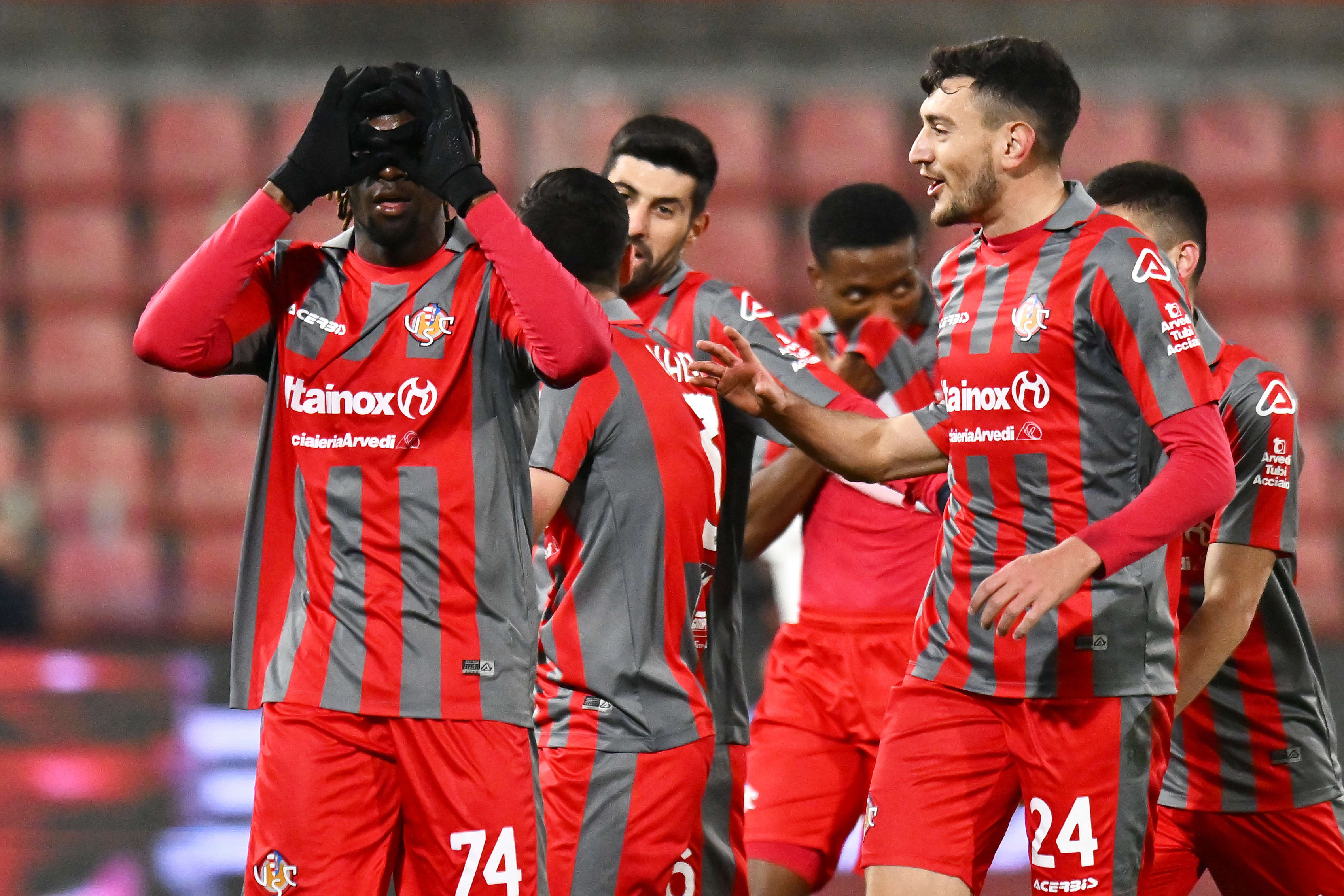 שחקני קרמונזה חוגגים עם פרנק טסאג'וט